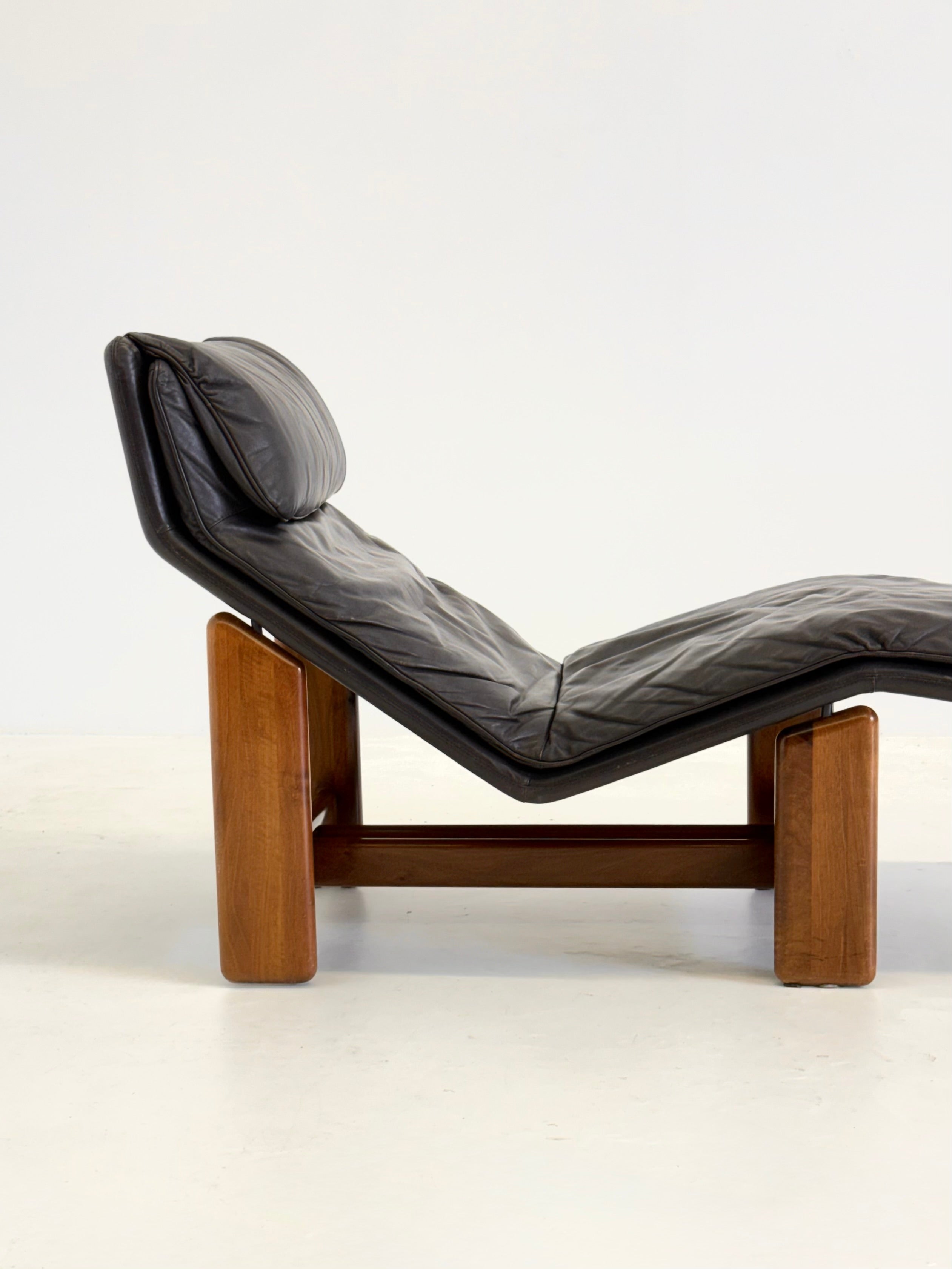 Periplo chaise longue Tarcisio Colzani for Mobil Girgi — close-up