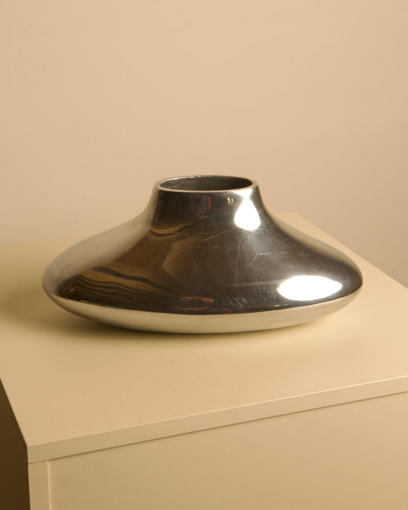 Plat Vase in Cast Aluminum 80's — close-up of polished metallic surface