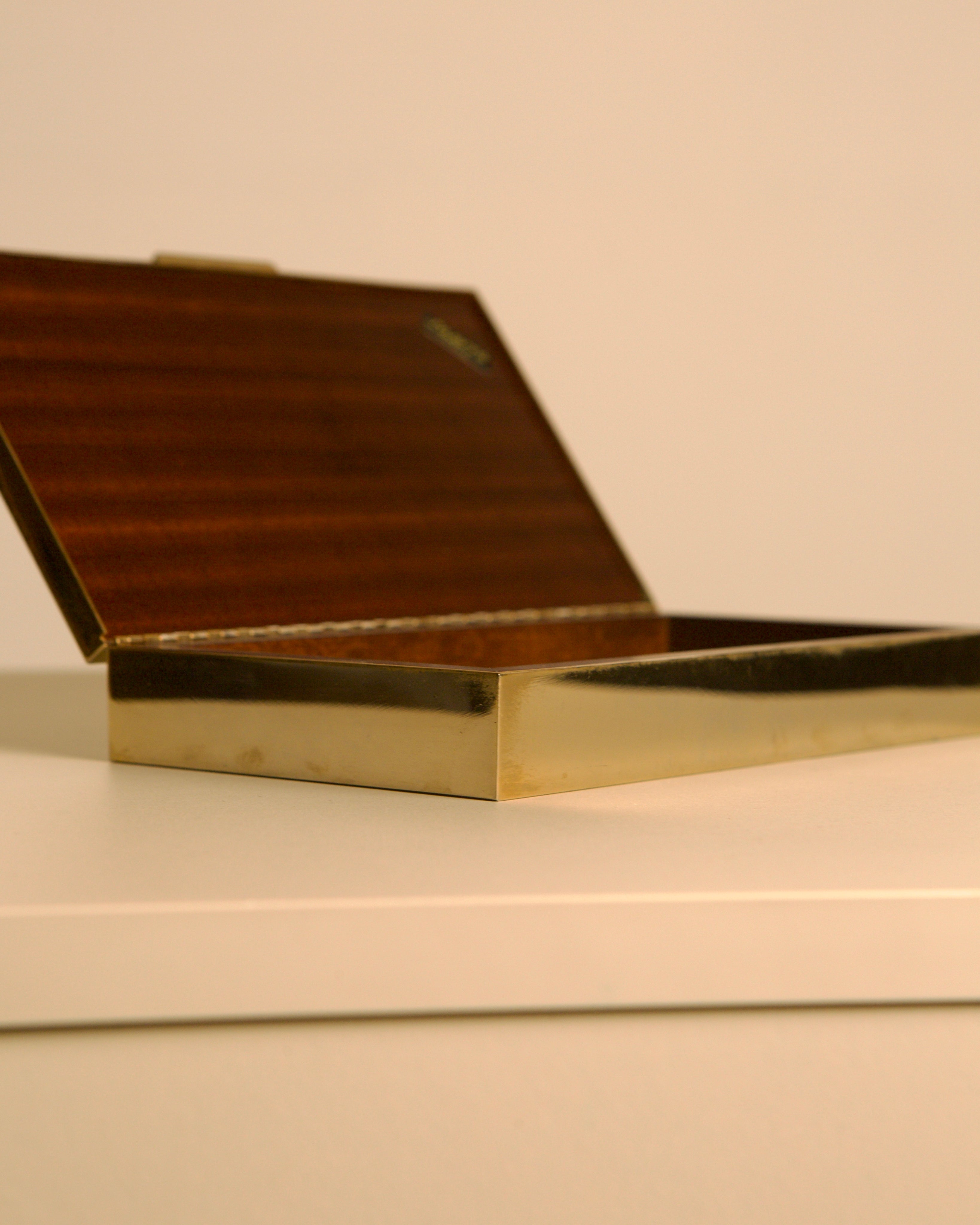 Italian box in gold and silver metal "Holywood Regency" 70s — lifestyle setting