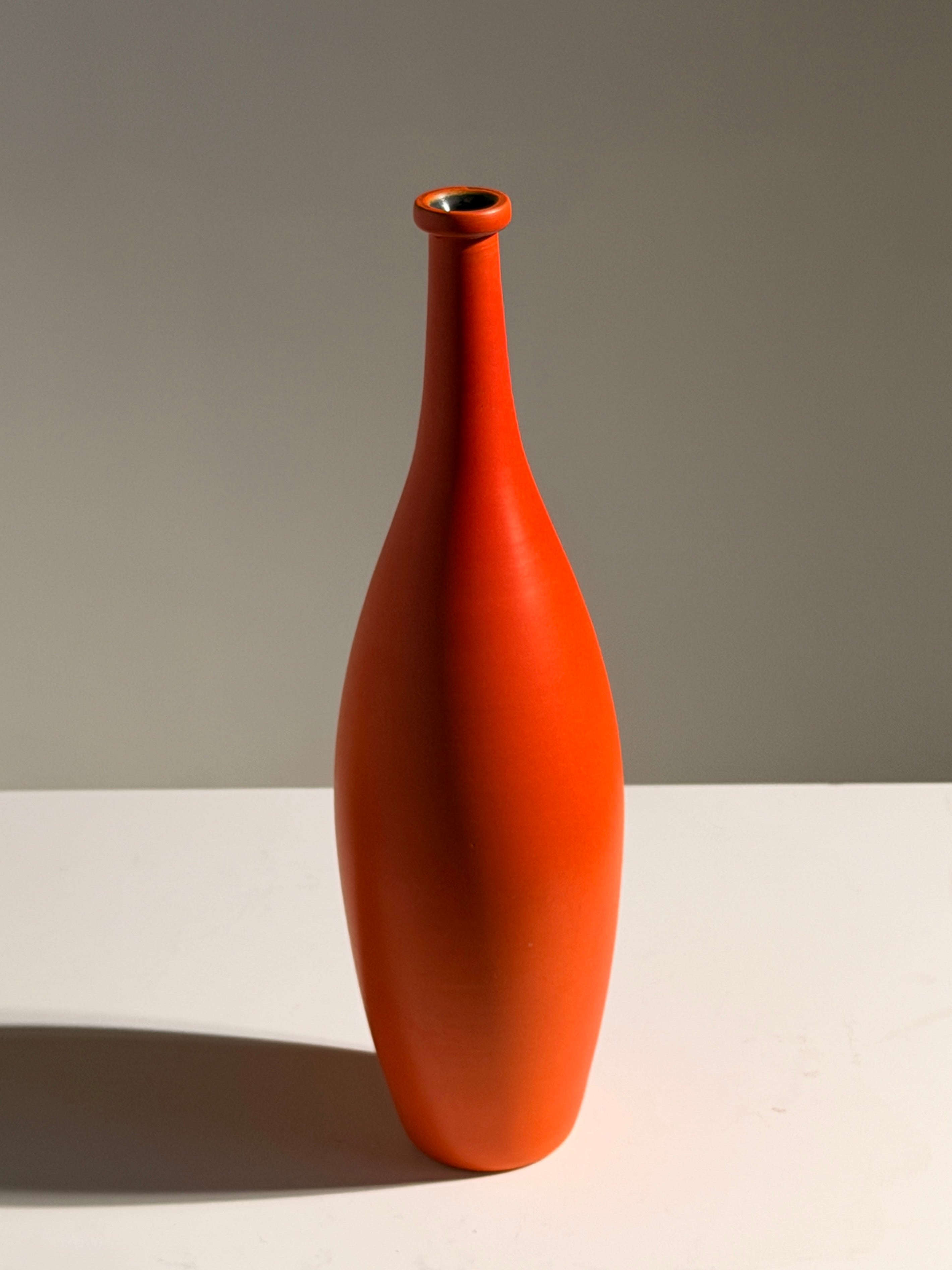 Large orange soliflore bottle vase by André-Jean Doucin, circa 1950 — detail view