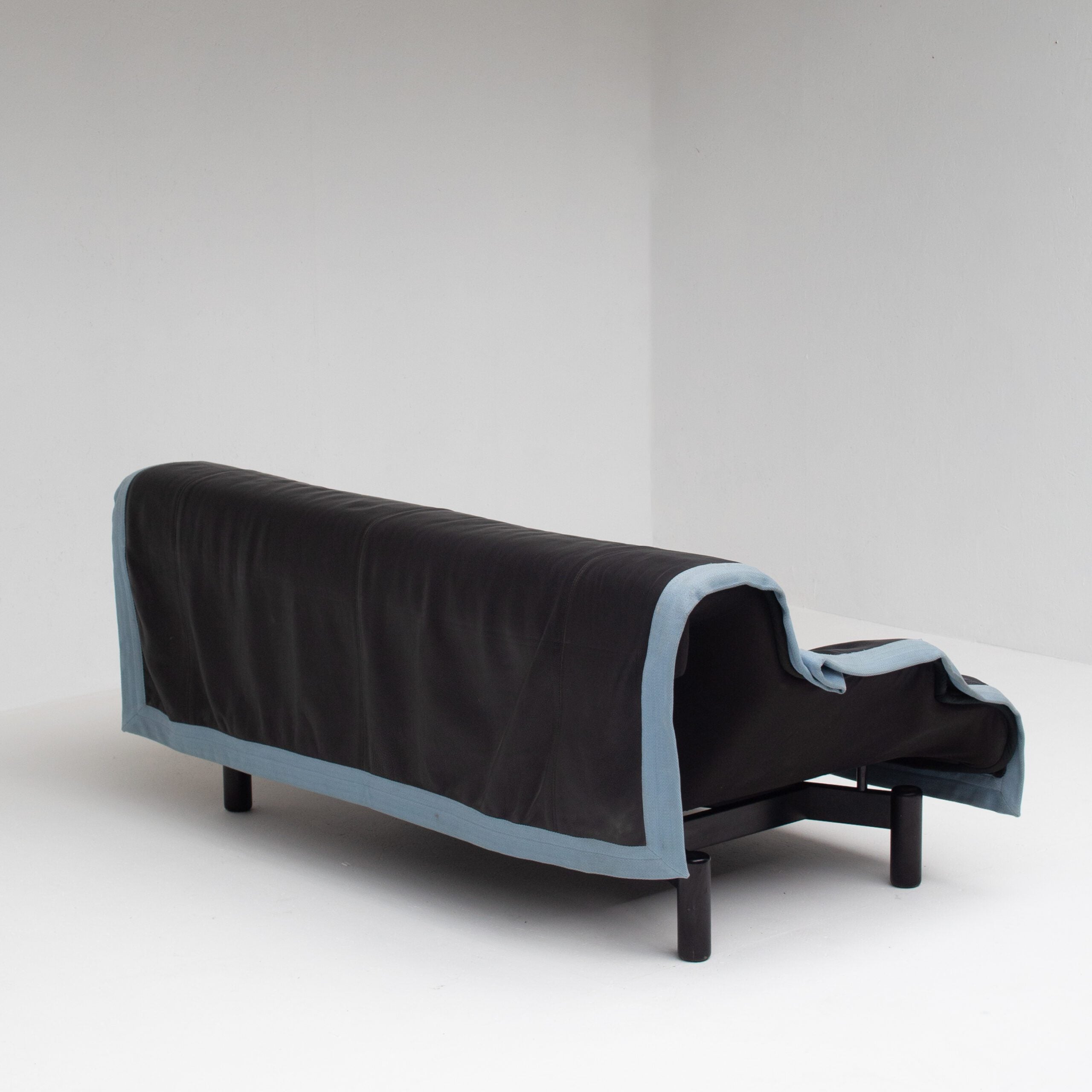 Sinbad Sofa by Vico Magistretti for Cassina — close-up
