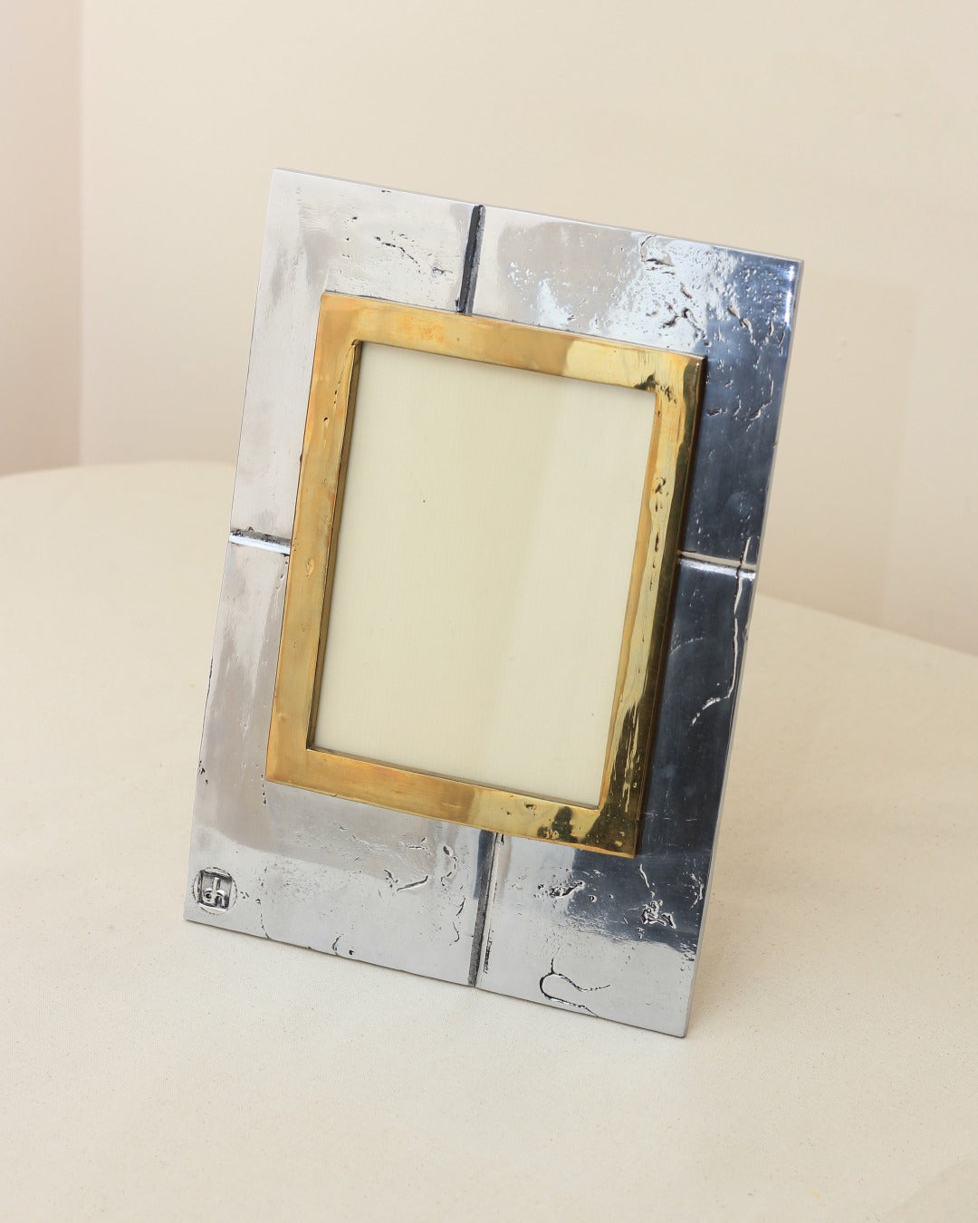 Porta Retrato Brutalista — side angle showing metallic frame and brass border