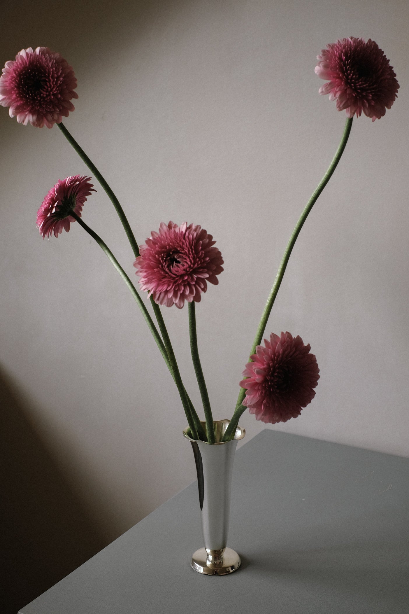 Set of 3 silver-plated vases  — detail view