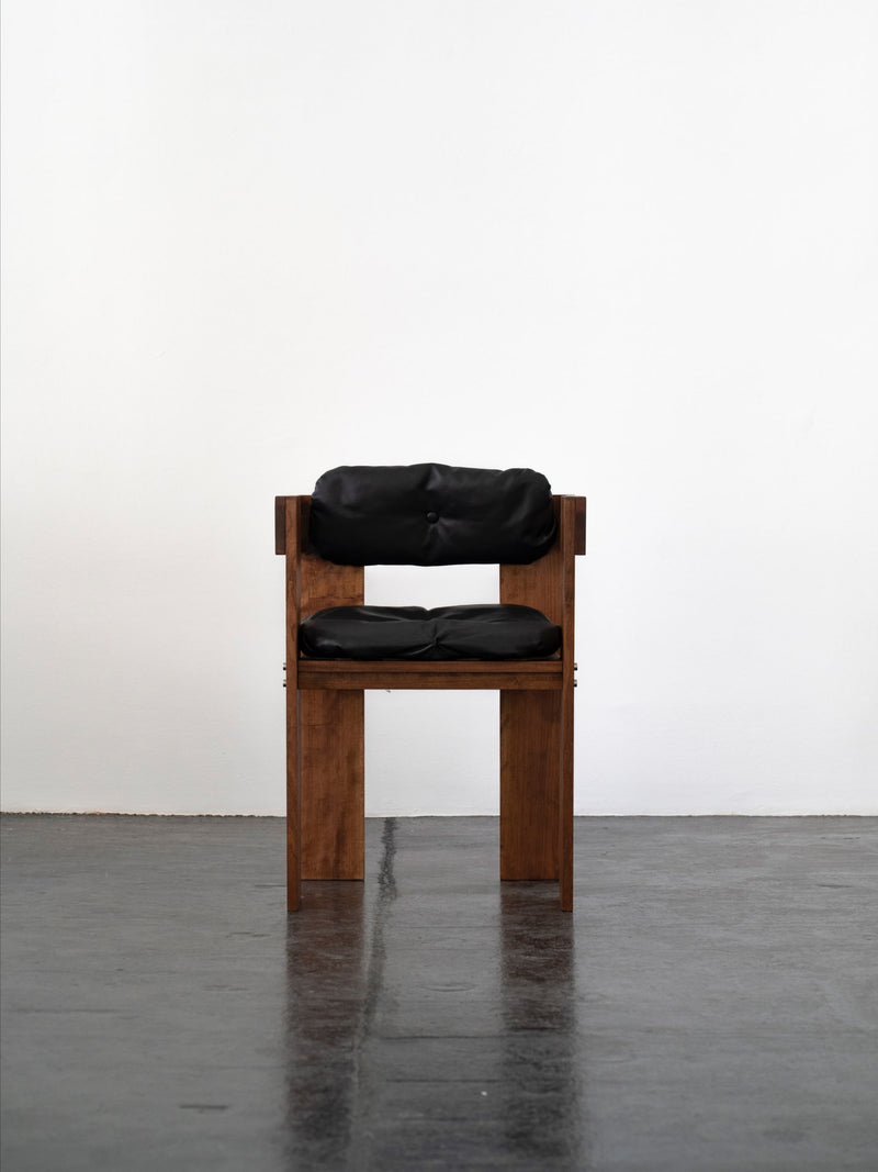 Overlap Arm Chair | DN_S2508 — front view with black leather cushions