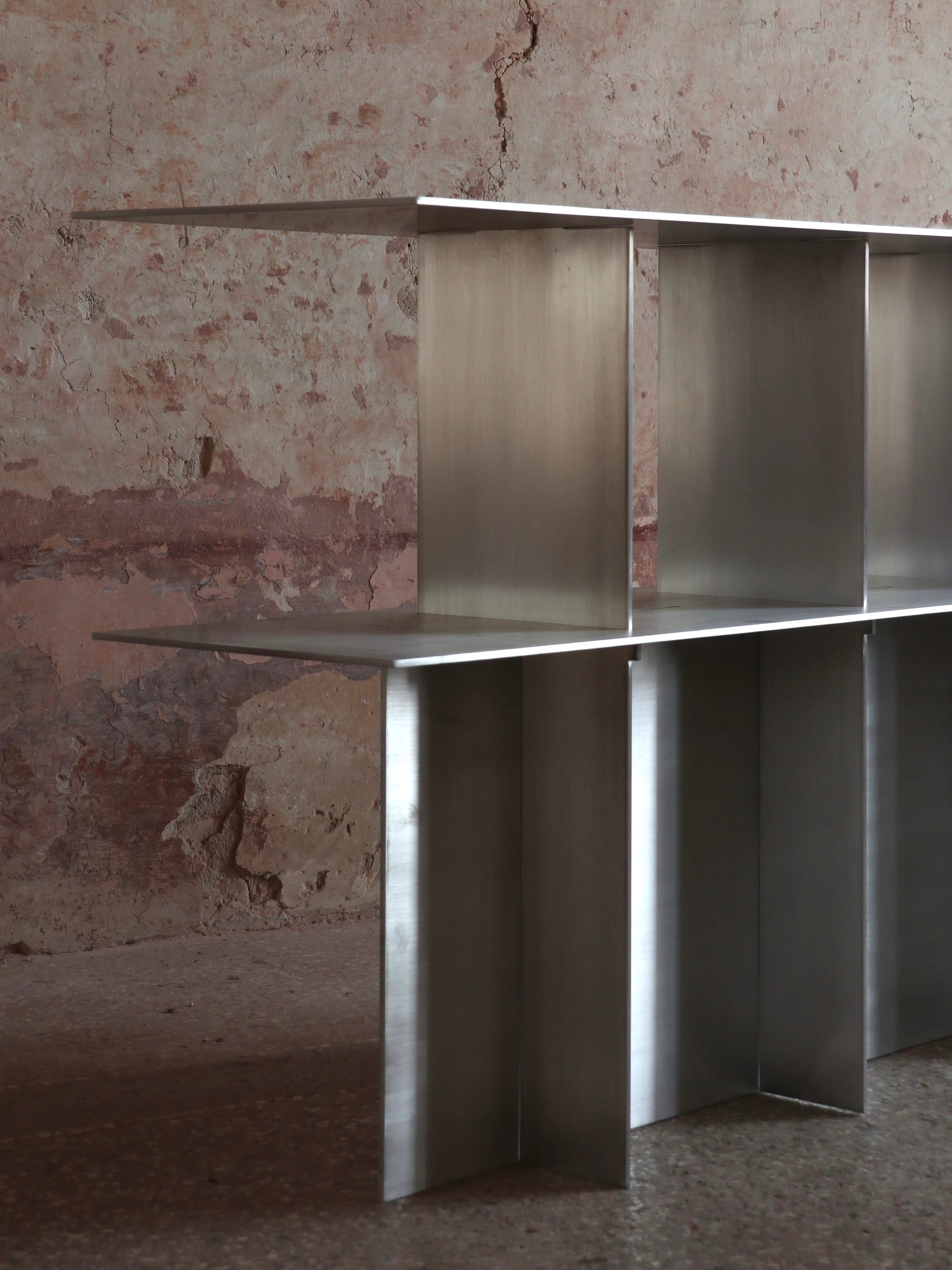 Lamina aluminum console — close-up