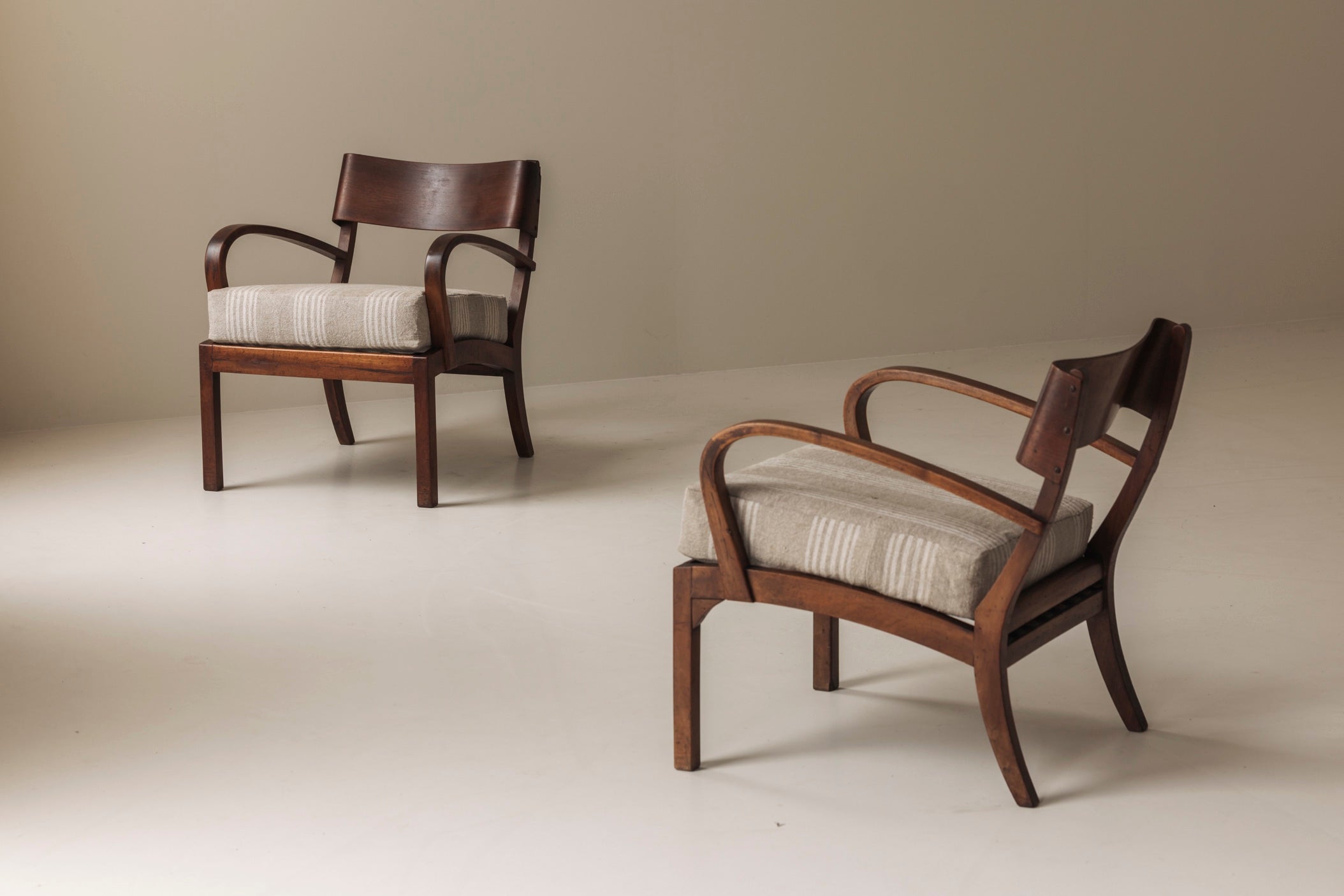 Sculptural pair of Italian easy chairs in walnut from the 1950s. — detail view