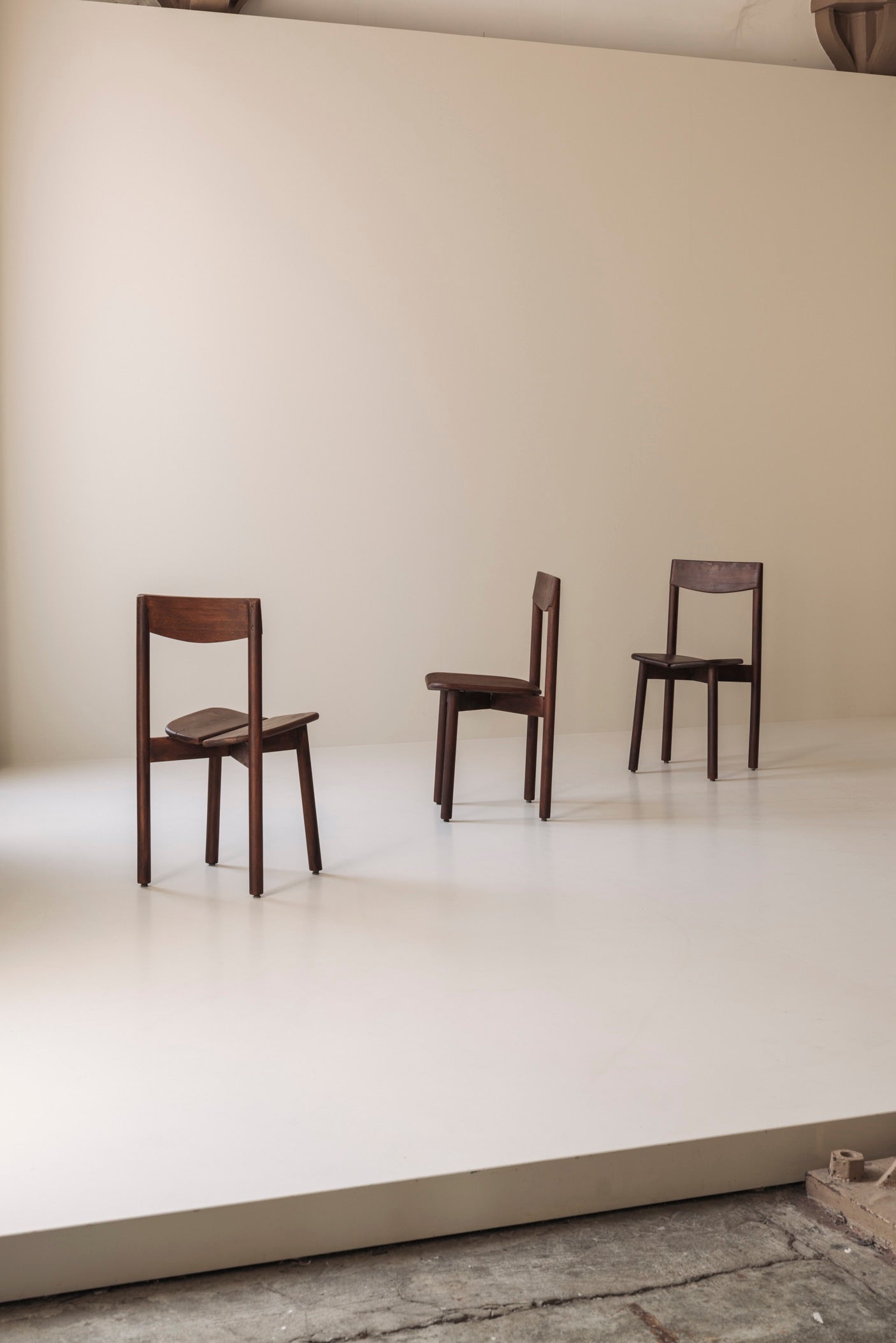 A rare and highly sculptural set dining chairs by Pierre Gautier-Delaye, France 1960s — close-up