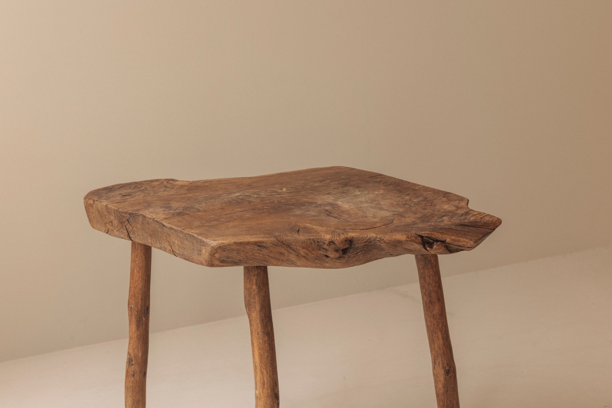 Sculptural French tripod side table in solid elm dating from the 1950s. — side angle