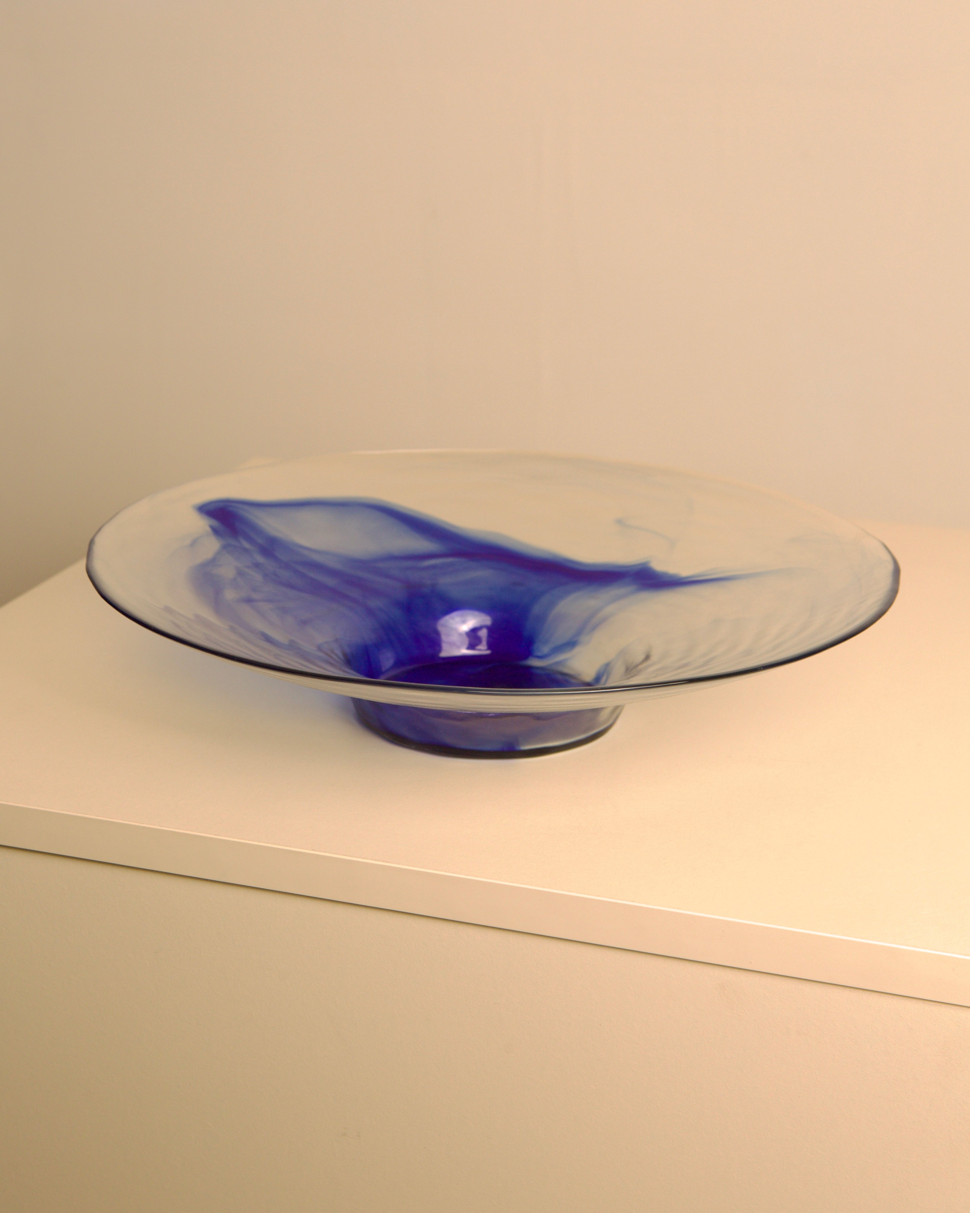 Large 80s Italian circular dish in transparent and blue wavy glass — alternate view