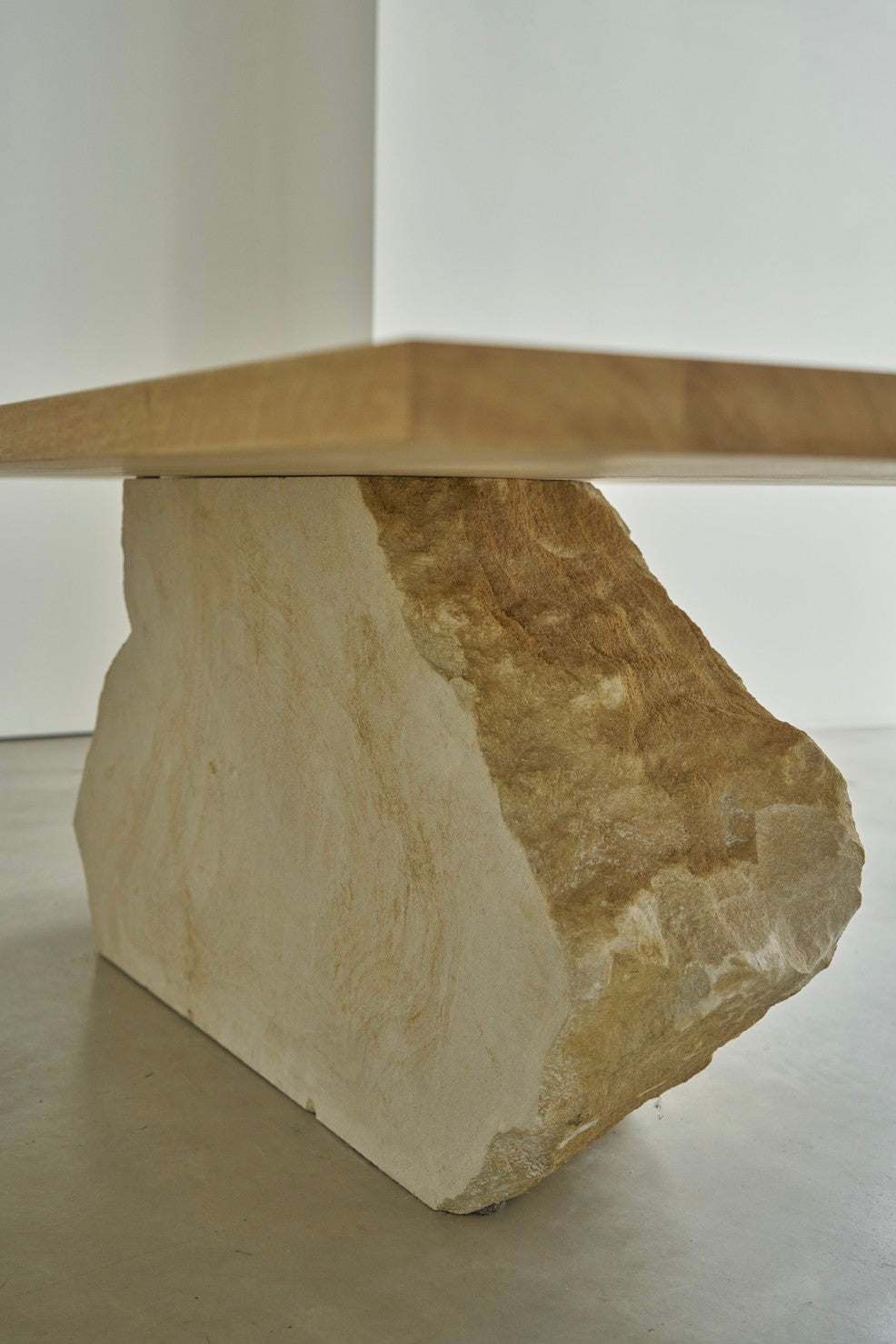 DINING TABLE ( 04 ) in stone and oak — close-up