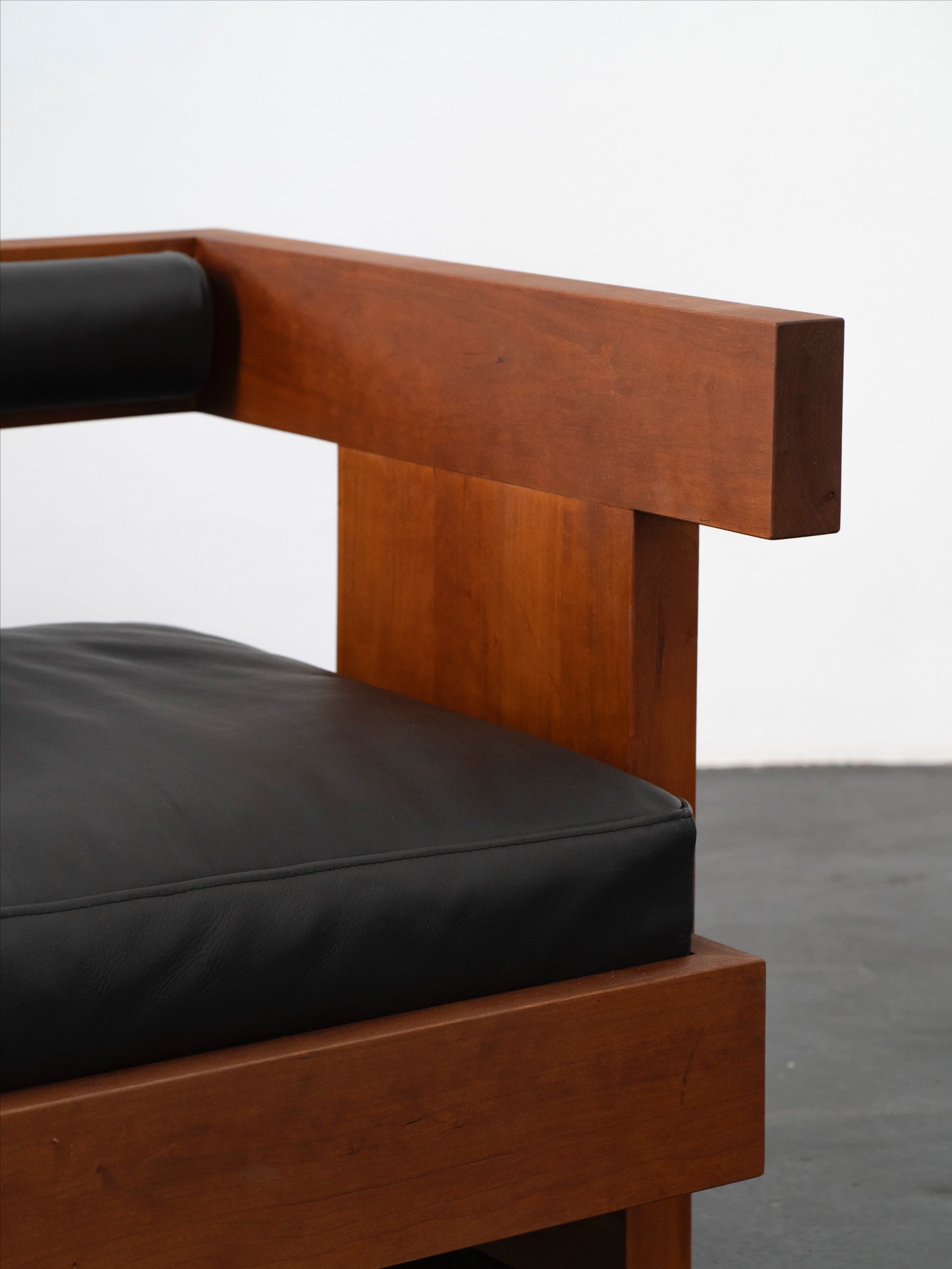Tripod Lounge Chair | DN_S2506 — close-up of wooden armrest and black cushion