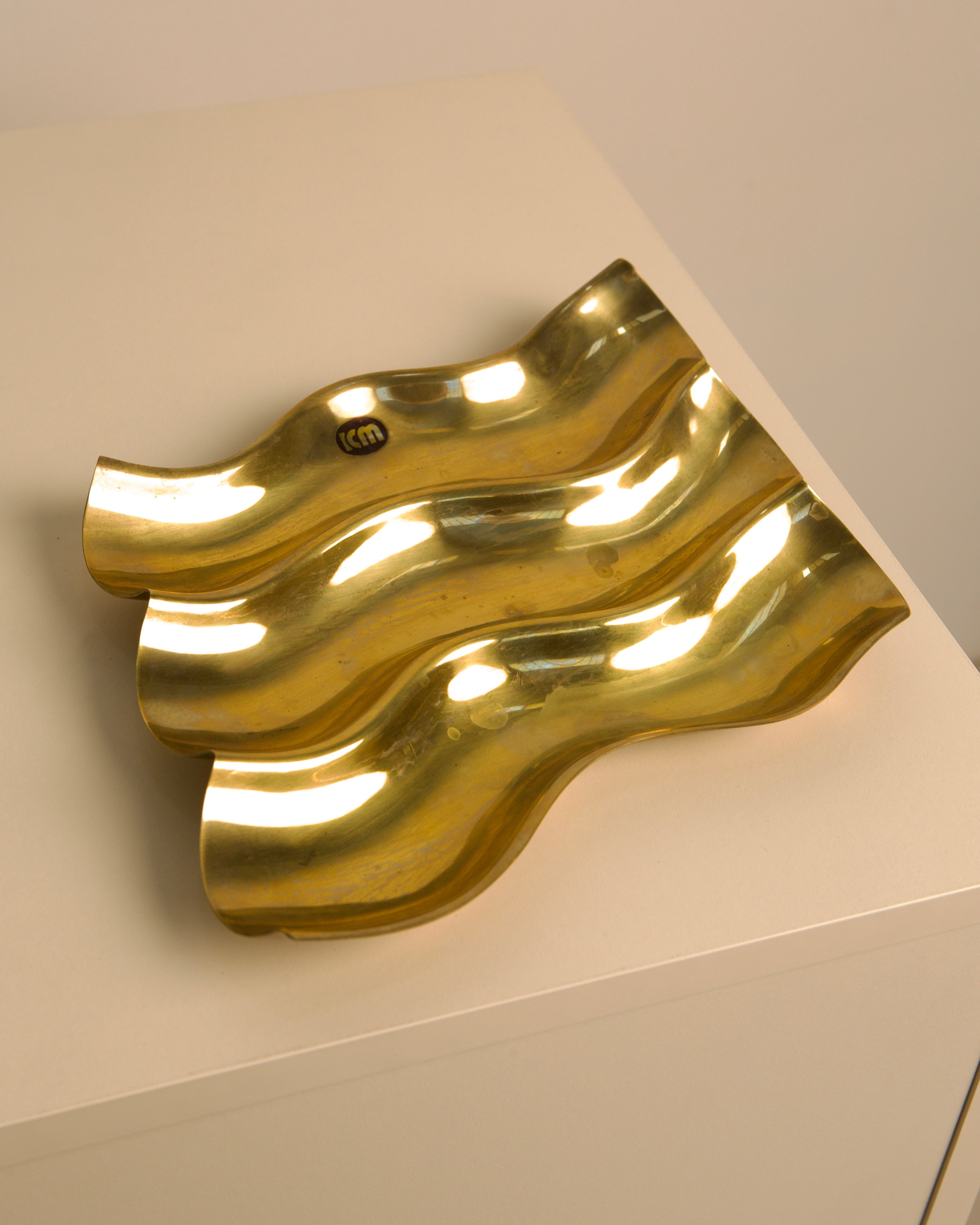Golden brass Boca vide-poche by Sergio Asti showing wavy form