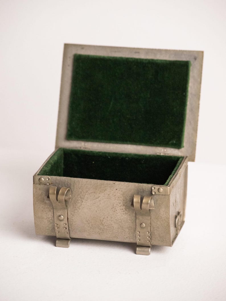 Arts and Crafts Hammered Metal Trunk Casket — Jugendstil Jewellery Box with Green Felt Interior — close-up