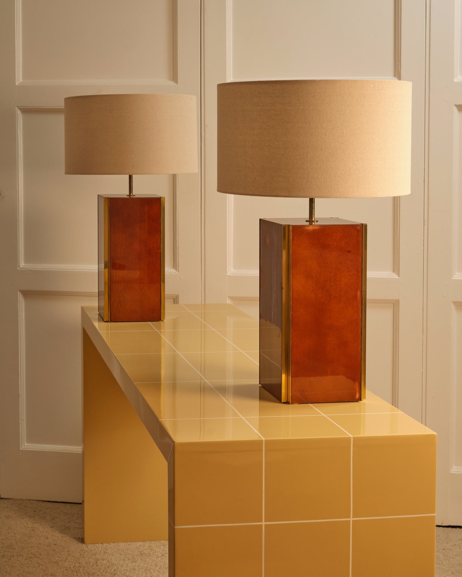 Pair of table lamps - Italy 1970s by Galerie Vauvart | The Oblist — vintage amber glass and beige fabric