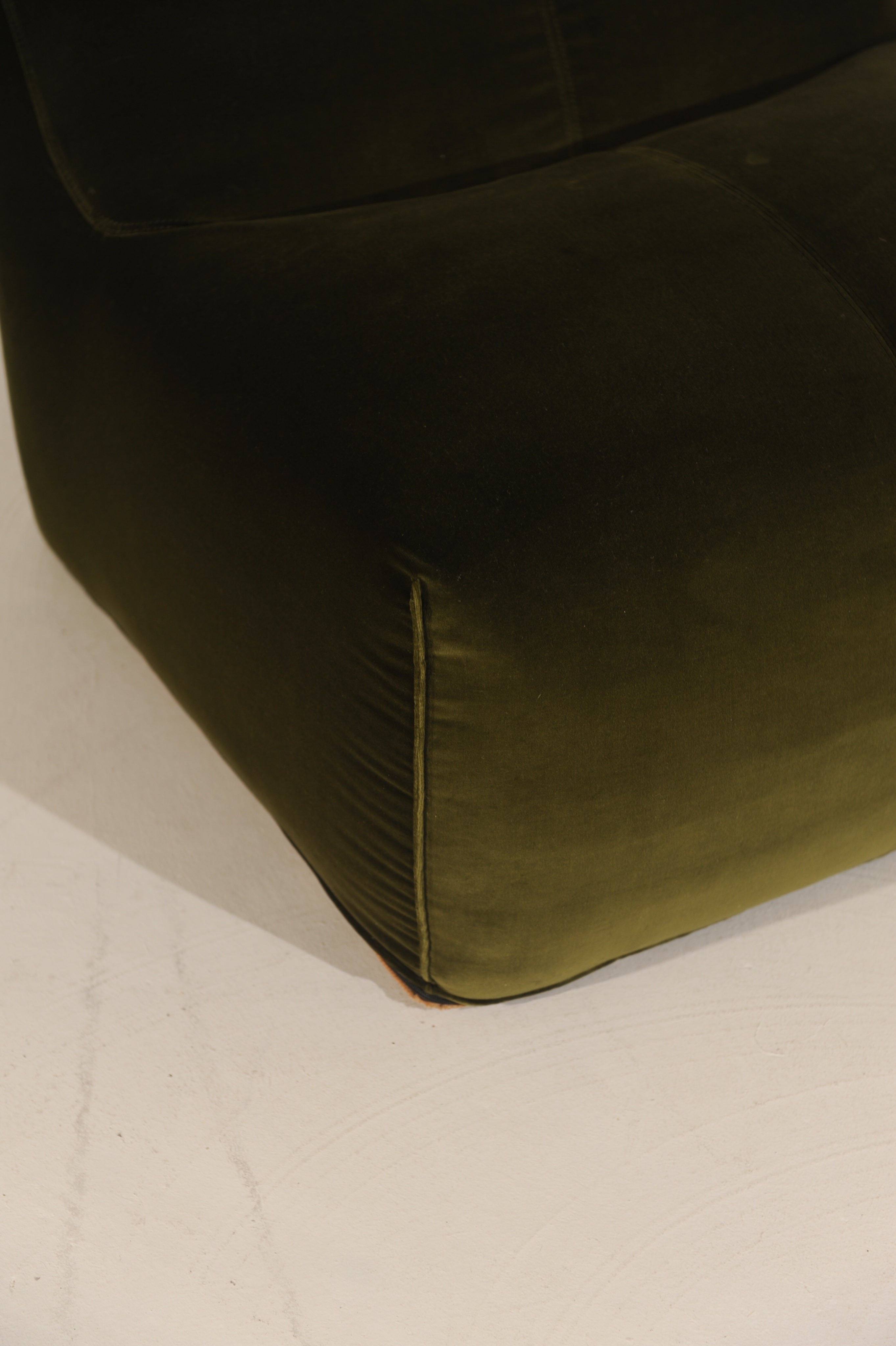 Le Bambole Chair by Mario Bellini for B&B Italia in emerald green velvet, Italy 1971 — additional view