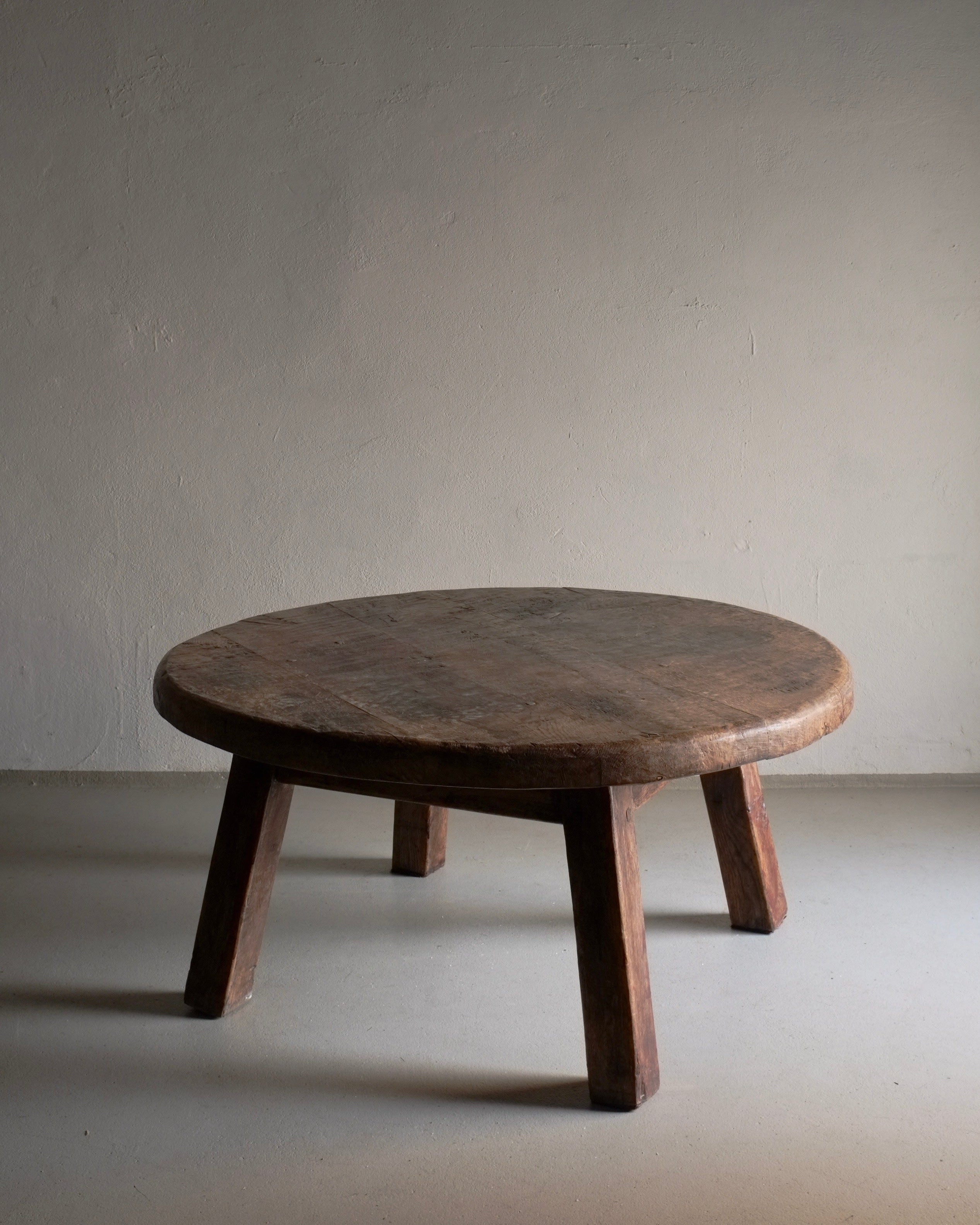 Brutalist Oak Round Coffee Table | Belgium | 1950s by Veter Vintage | handcrafted wood design