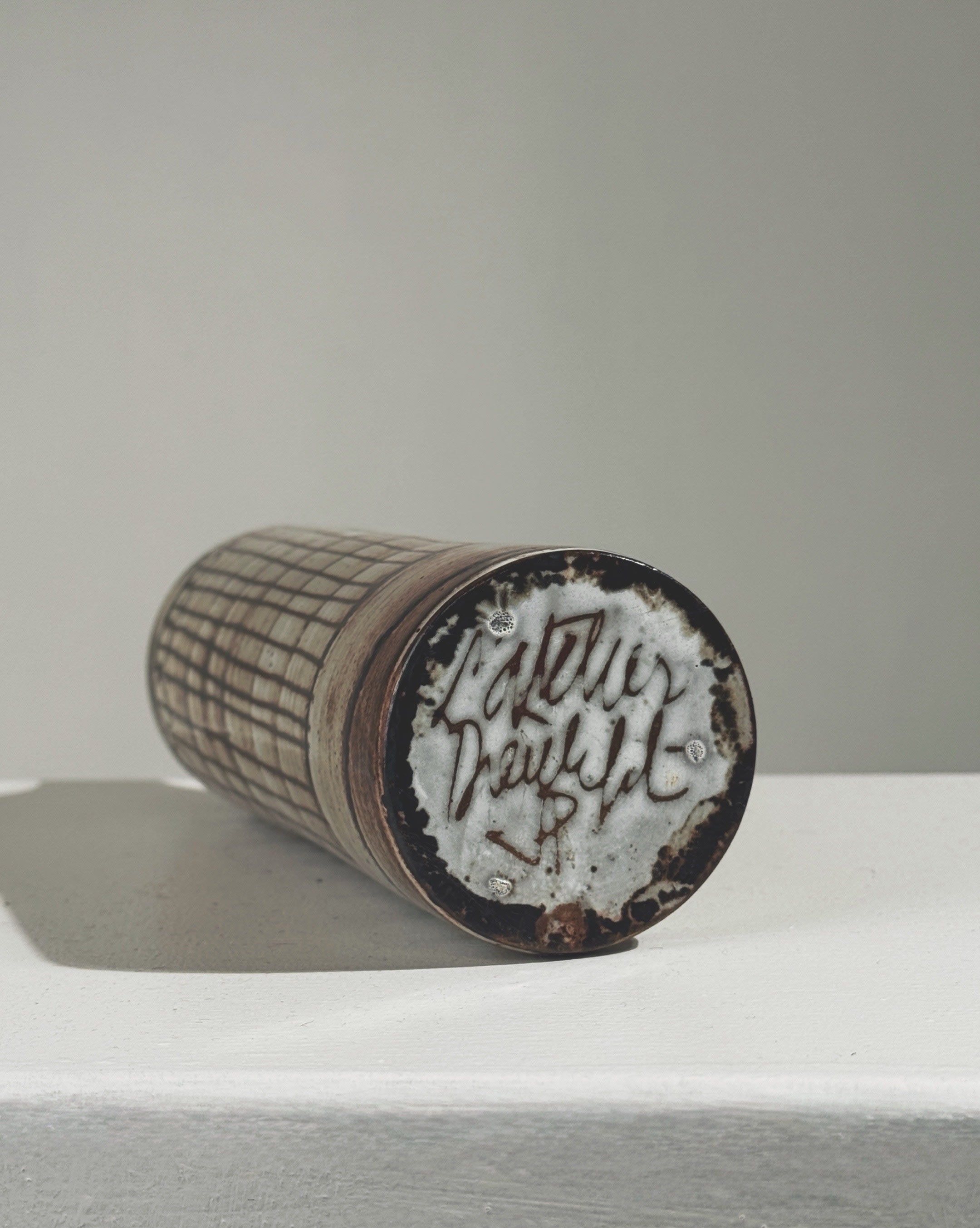 Bottom view showing ceramic soliflore vase signature detail