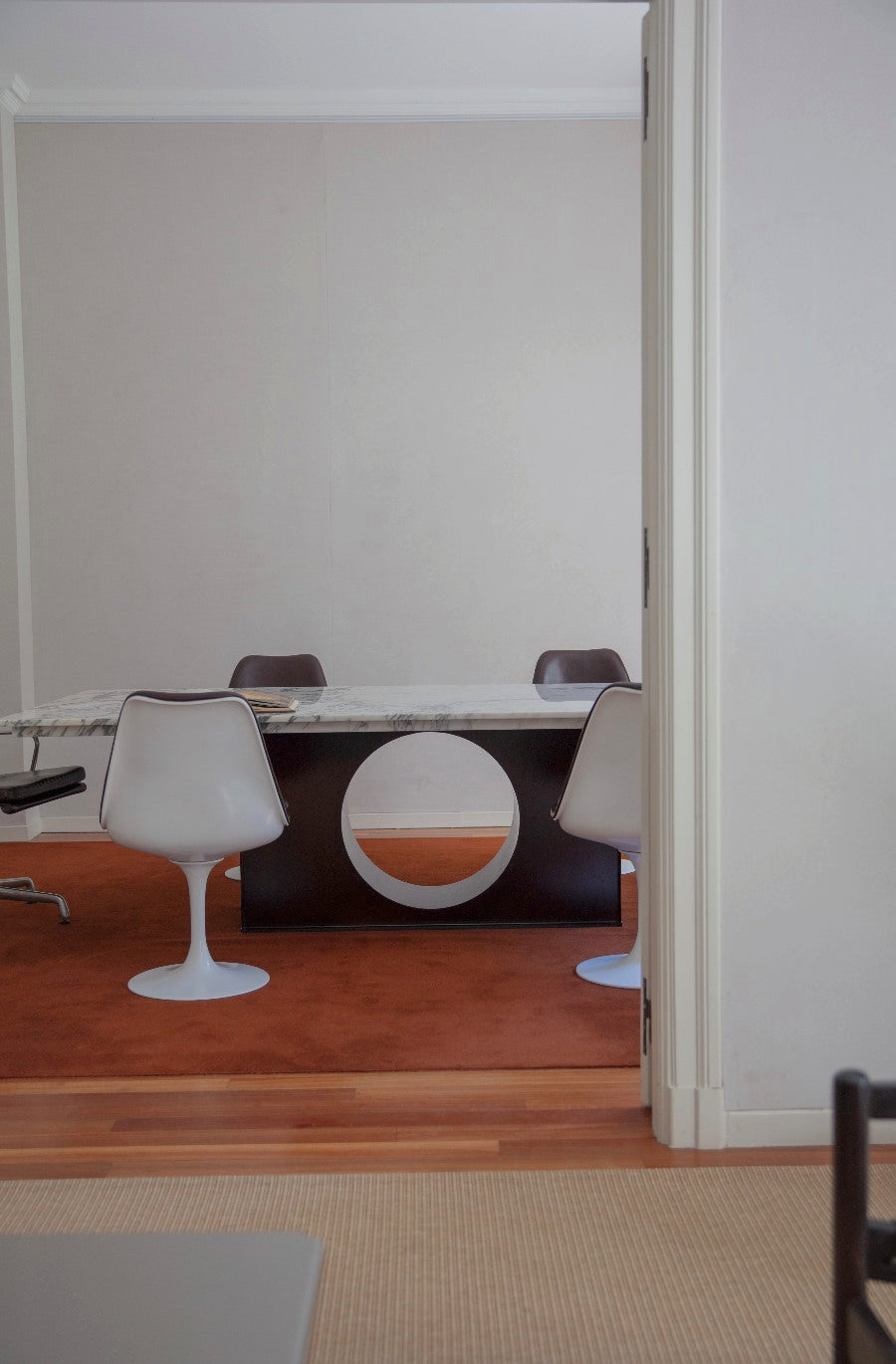 Túnel Table in Steel and Marble — detail view