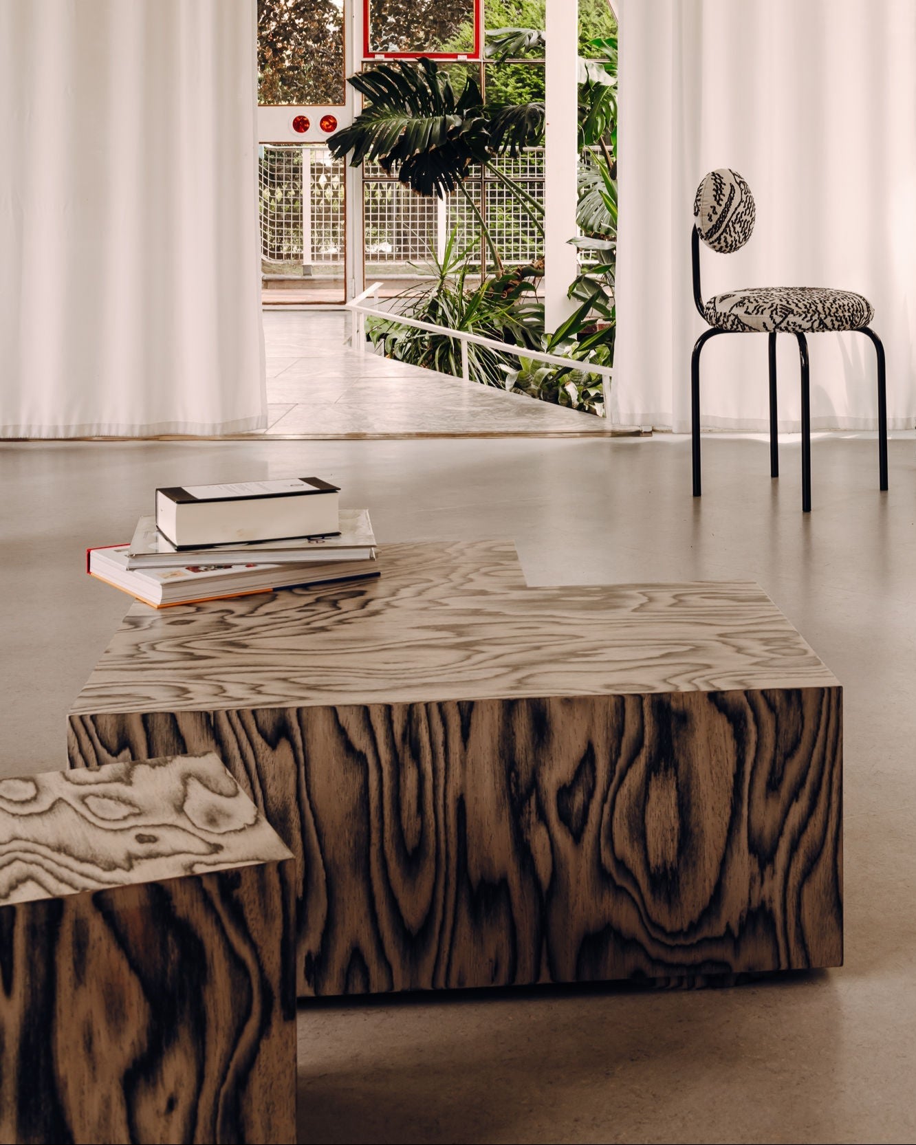 オーシャンアート　カフェテーブル Handcrafted Ocean Blue Epoxy Coffee Table | Coastal Wave Design