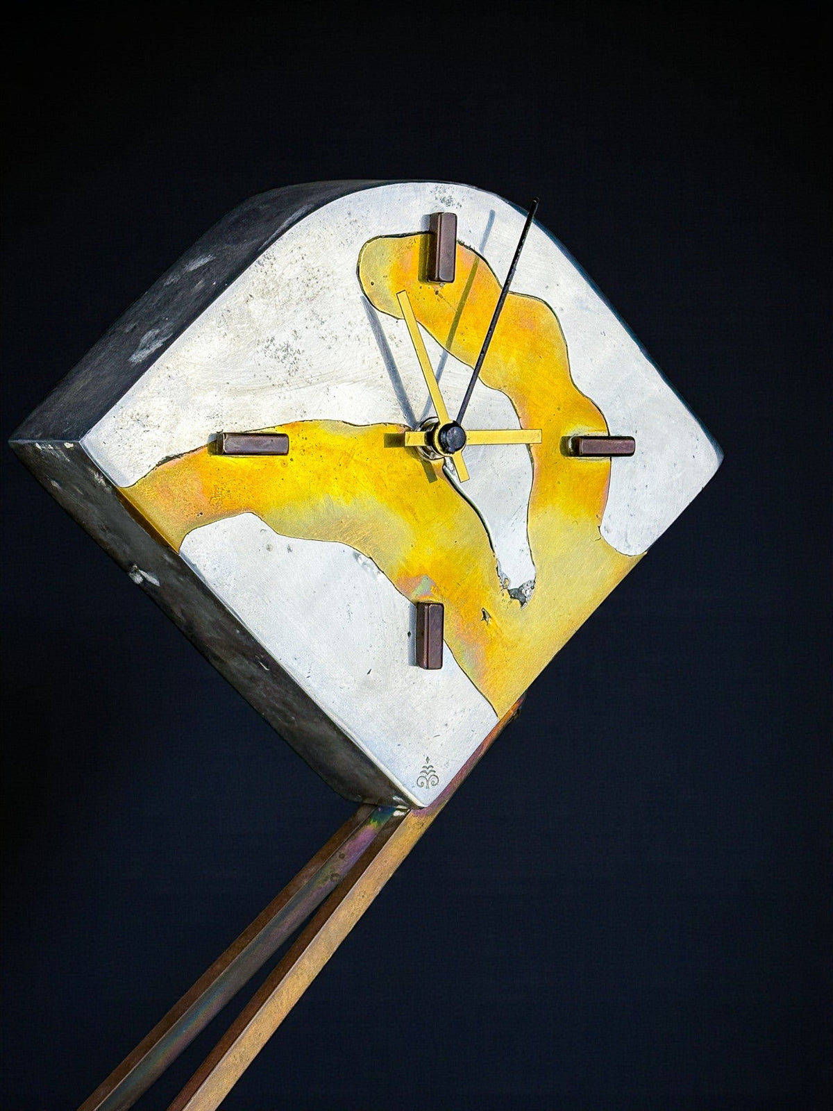 Brutalist clock by Leopold, bronze and aluminum, 1970, Spain — detail view