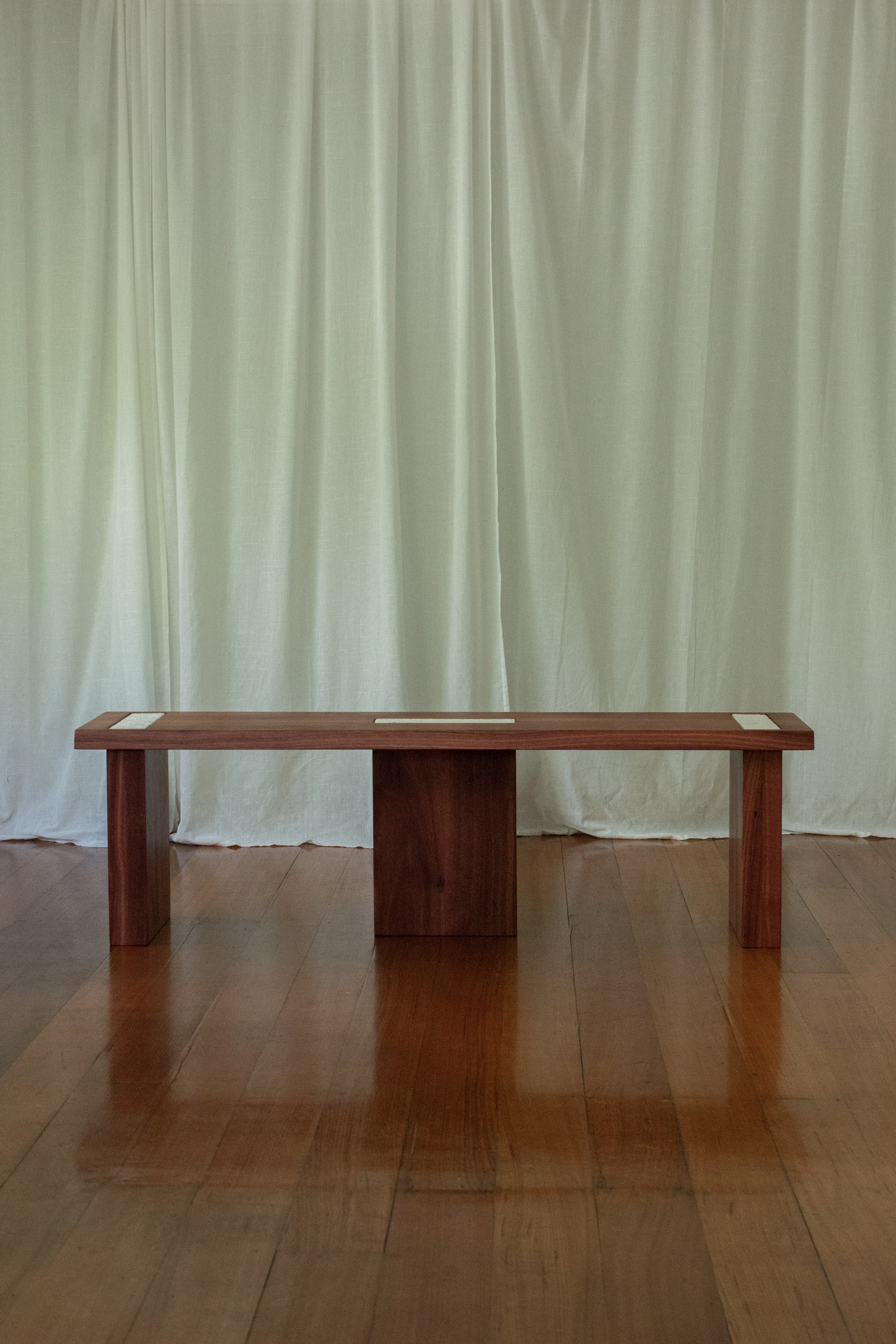 Banc avec incrustations tricotées