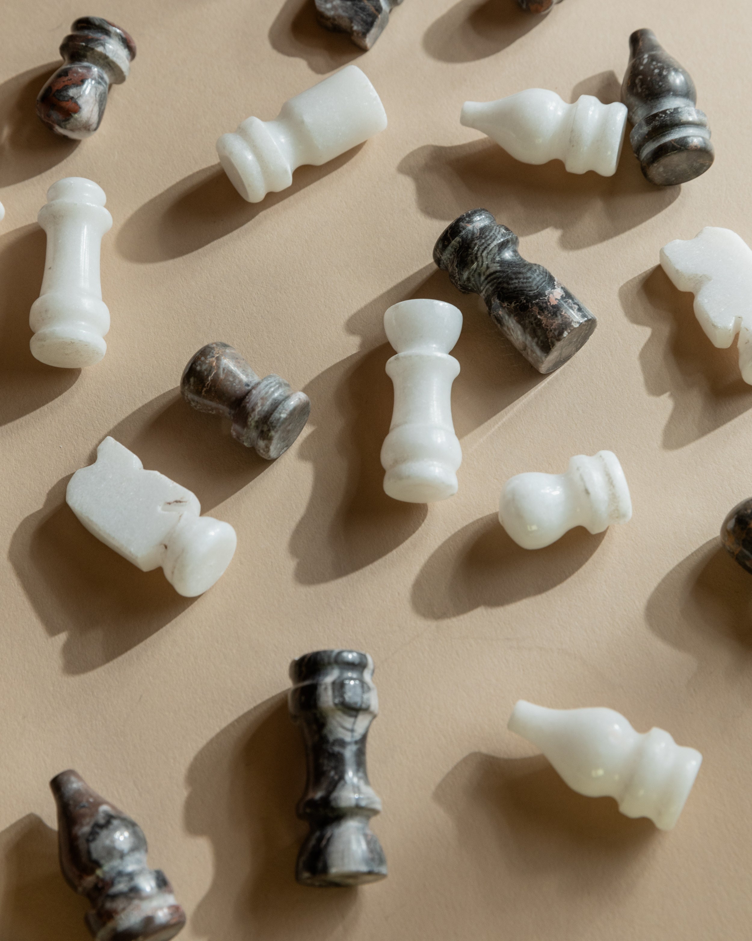Ensemble d'échecs en marbre - Plateau en pierre avec pièces sculptées, Italie années 1960