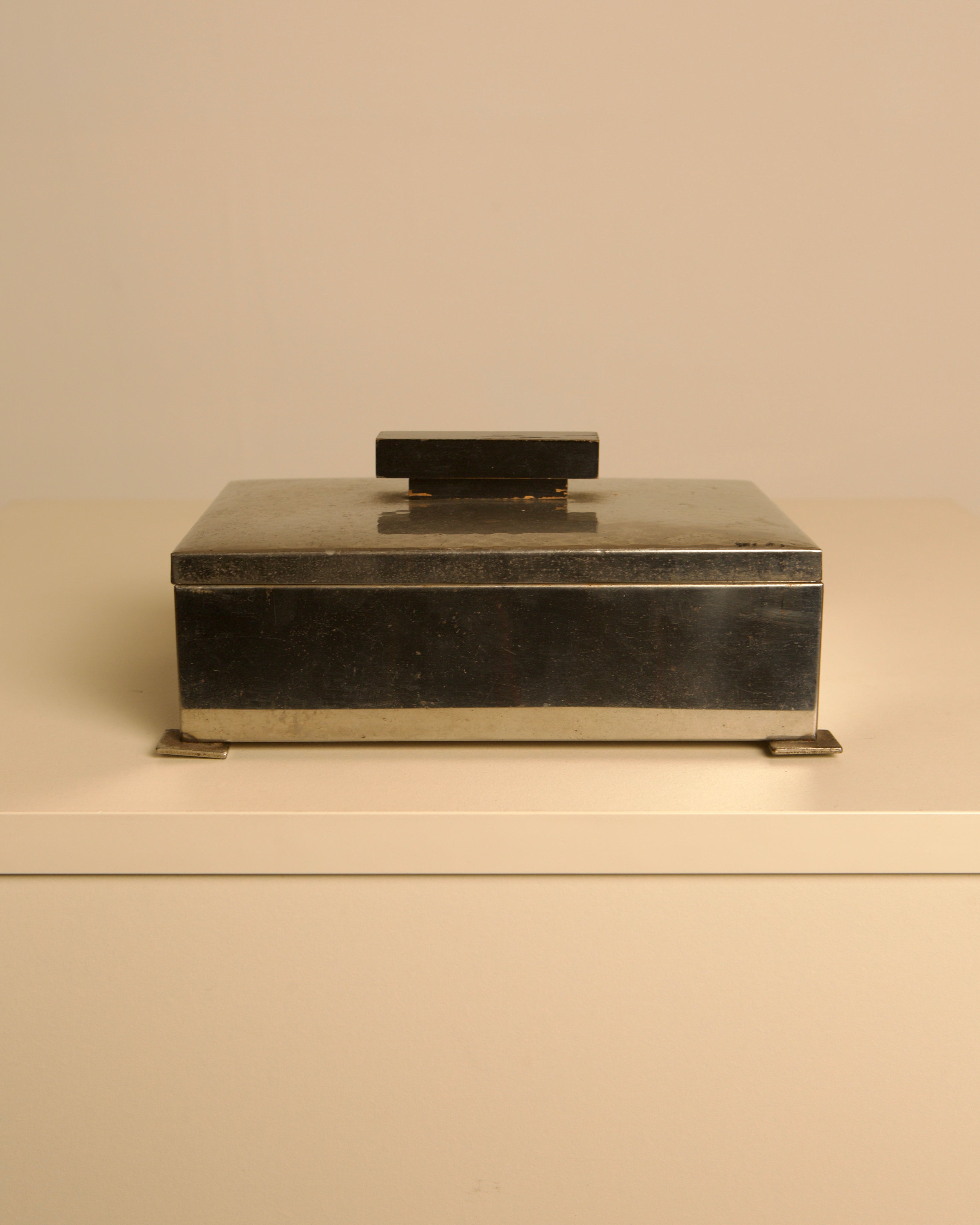 Italian Art Deco Hammered Metal & Wood Box, 1930s — detail view