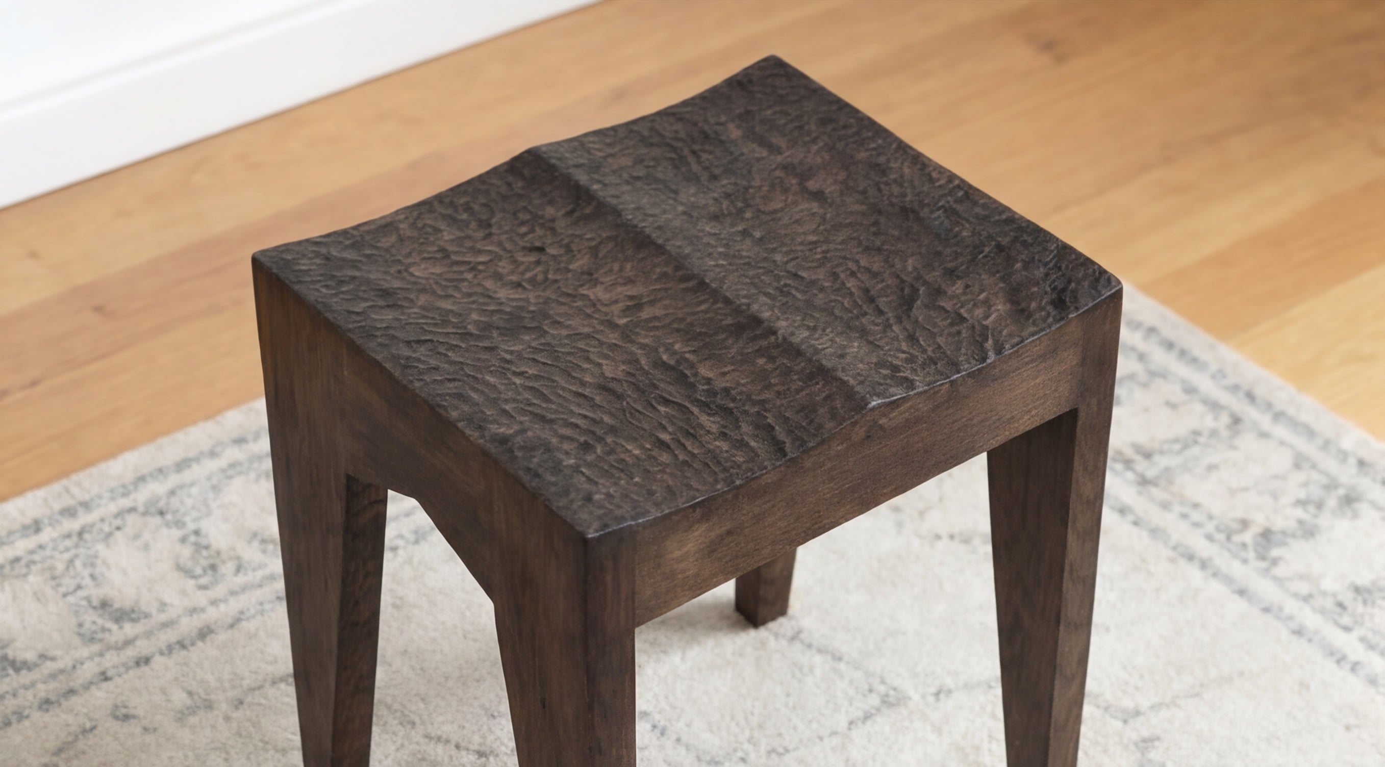 Stool "Onde" — side angle
