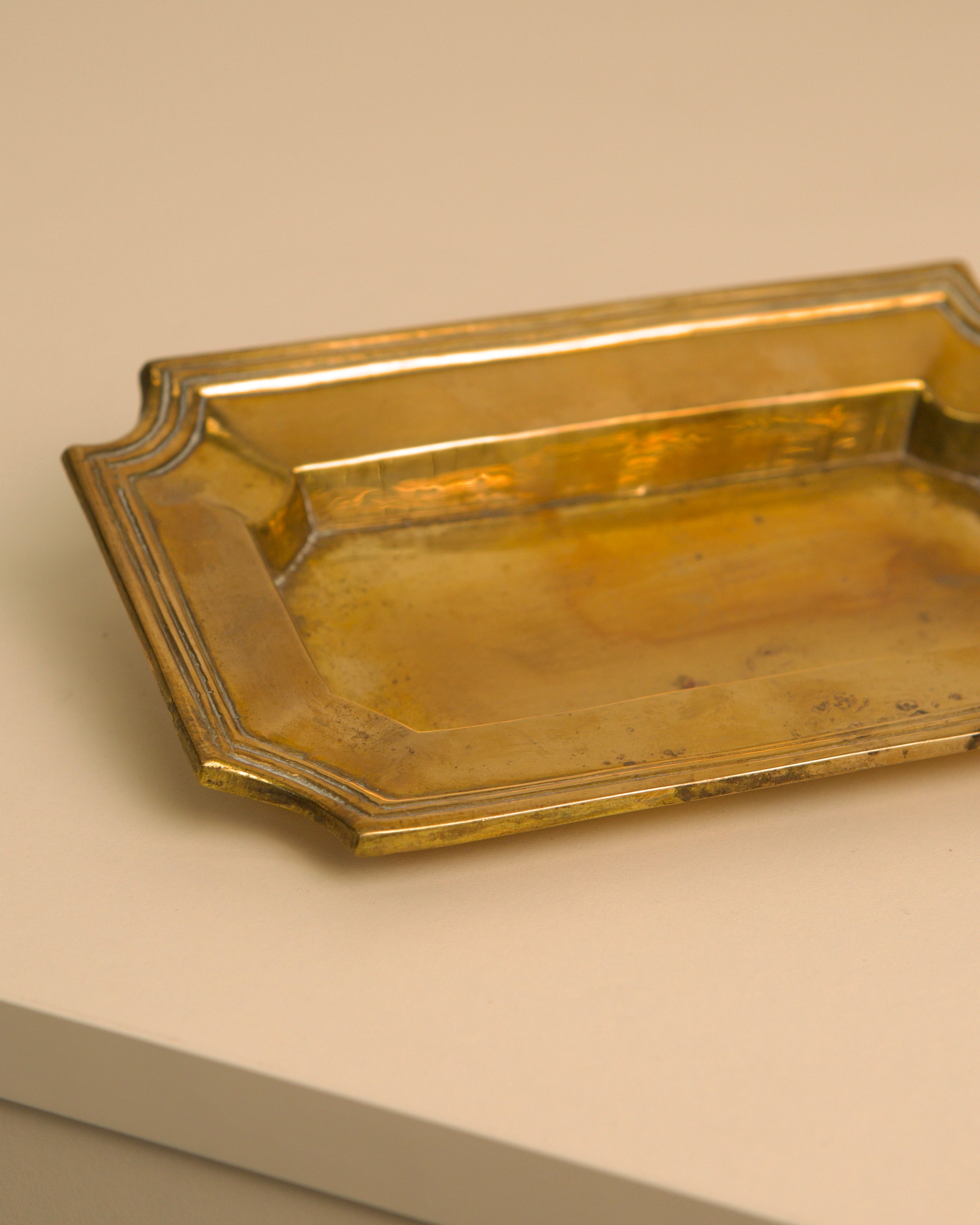 Golden amber glass vide-poche tray with angular geometric design