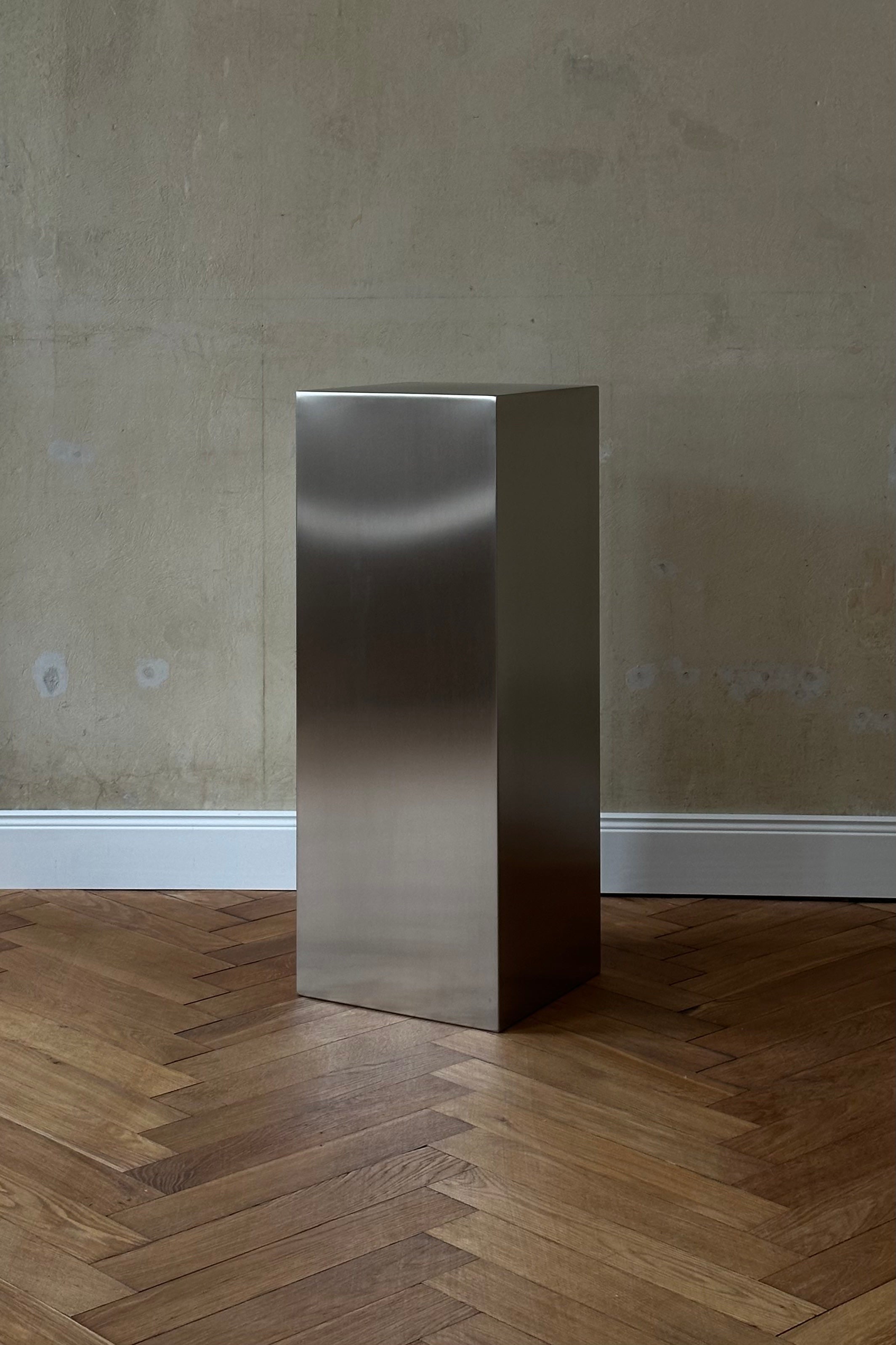 'NOSTALGIA' stainless steel pedestal — in context