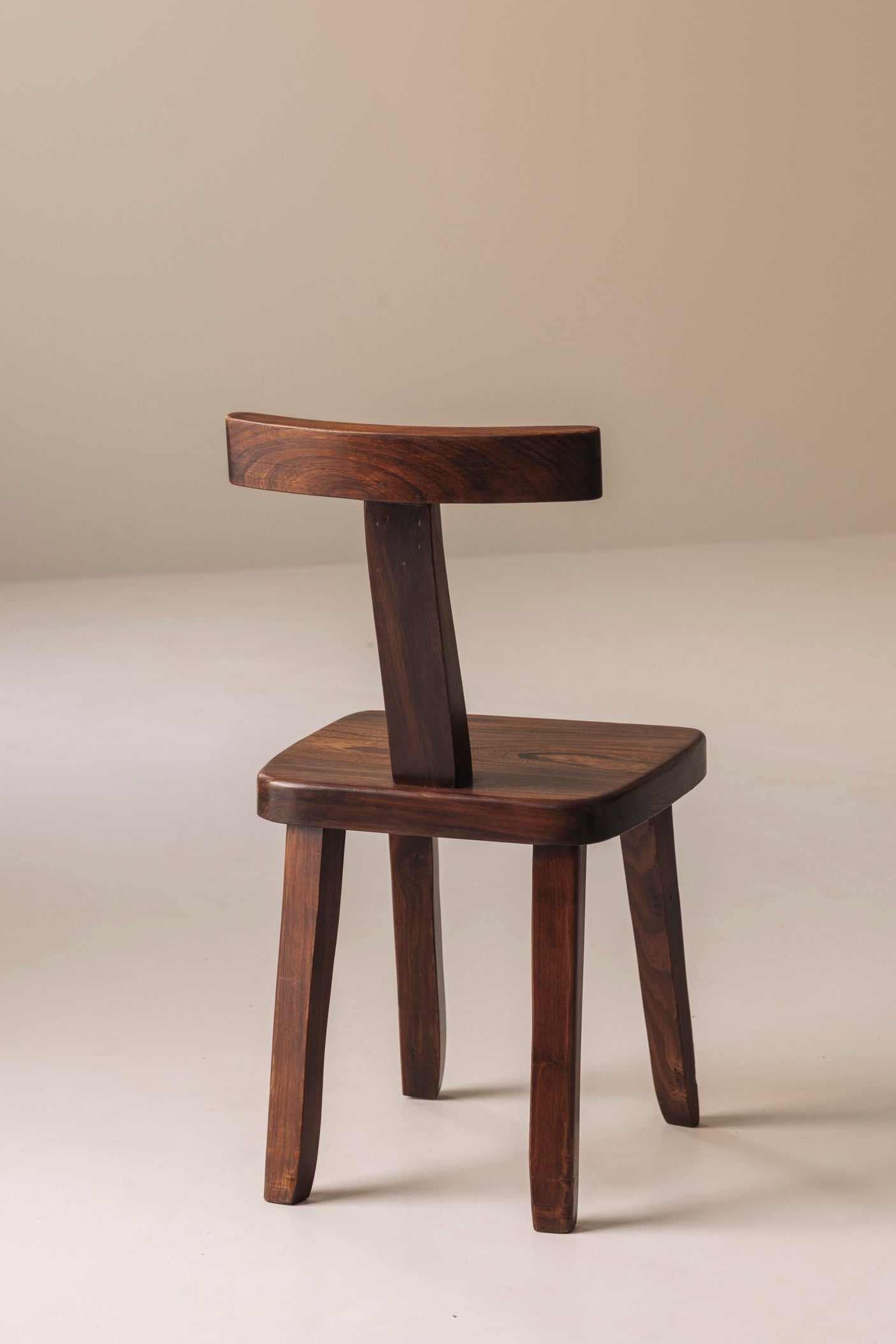 Large set of 8  Brutalist wooden T chairs by Aranjou, France 1960s. — view 10
