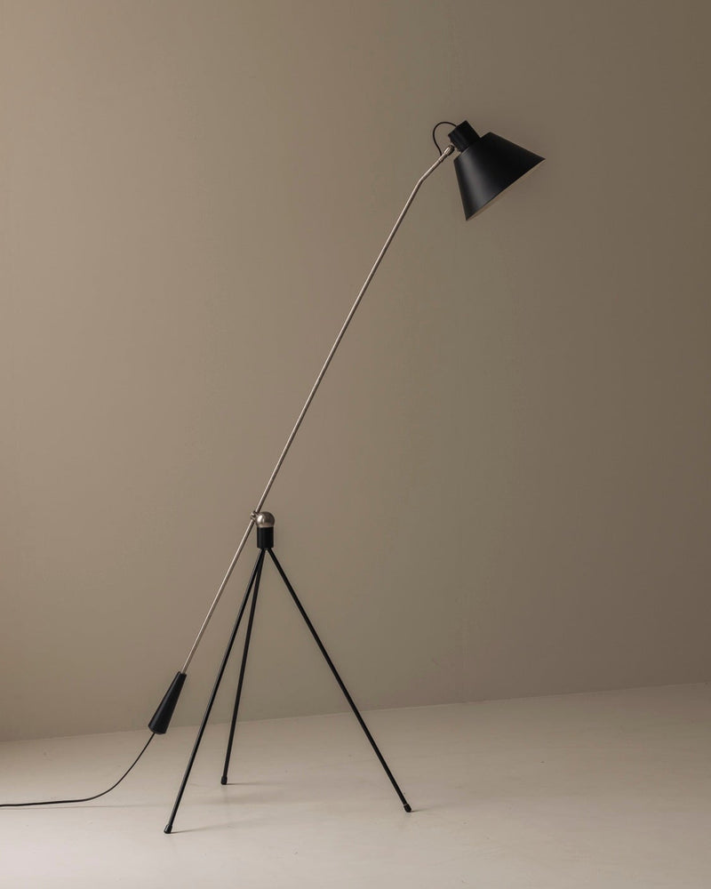 Early'Magneto' Floor Lamp by H. Fillekes for Artifort, the Netherlands 1954 — close-up of black metal shade and tripod base