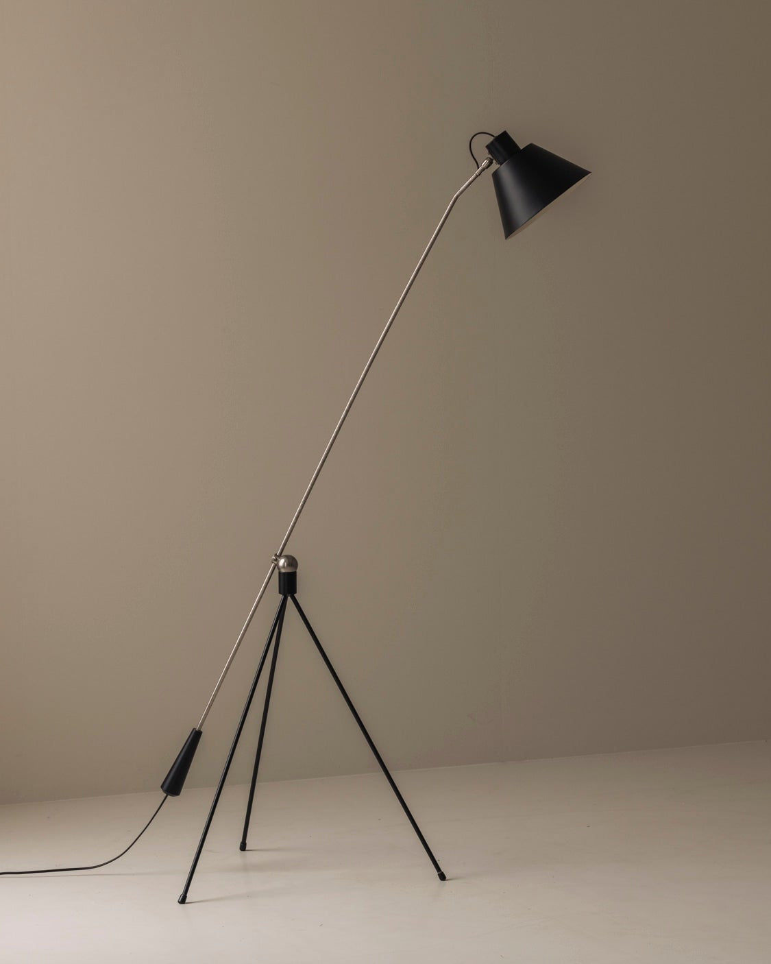 Early'Magneto' Floor Lamp by H. Fillekes for Artifort, the Netherlands 1954 — close-up of black metal shade and tripod base