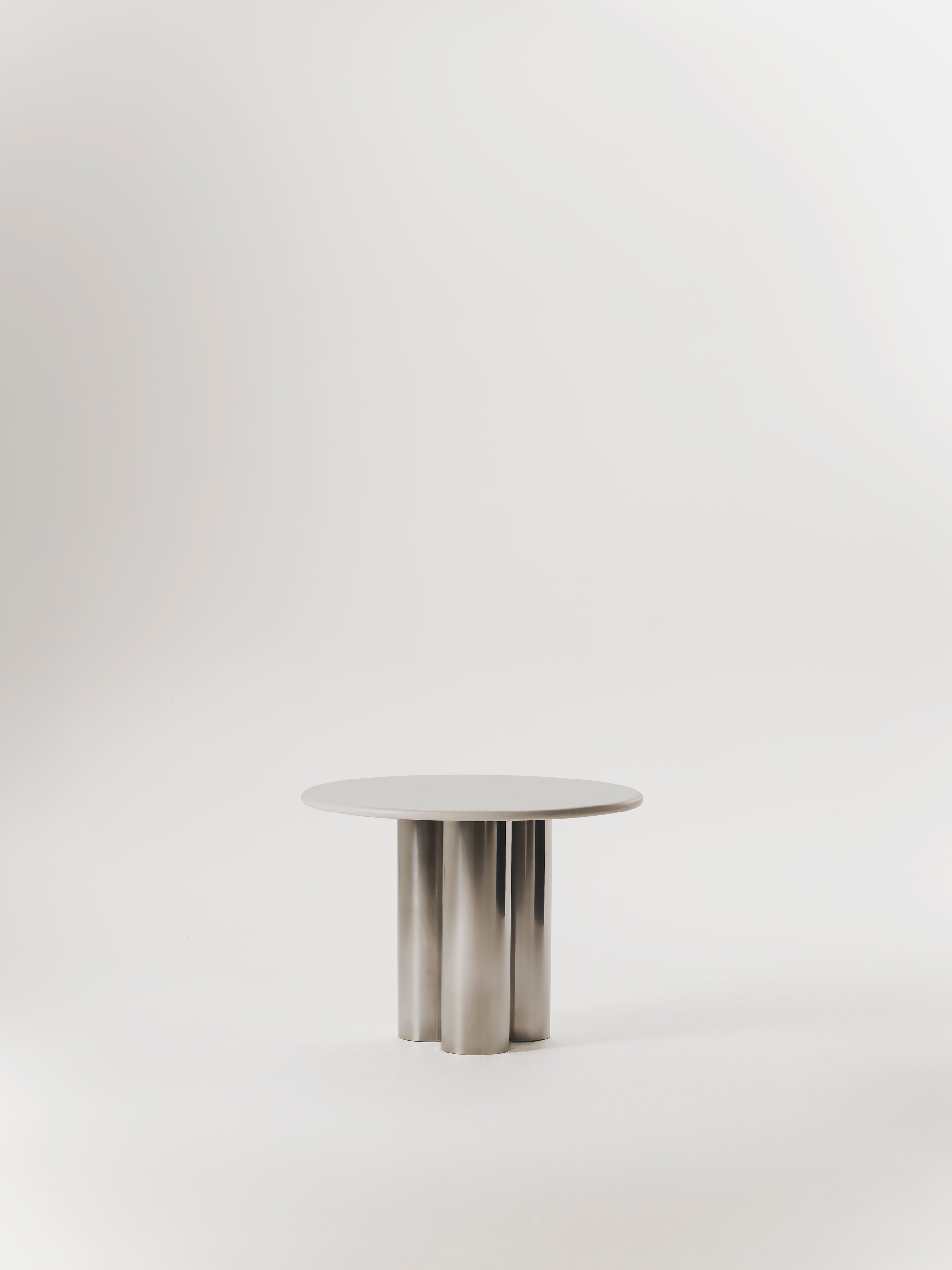 Vicca dining table — detail view