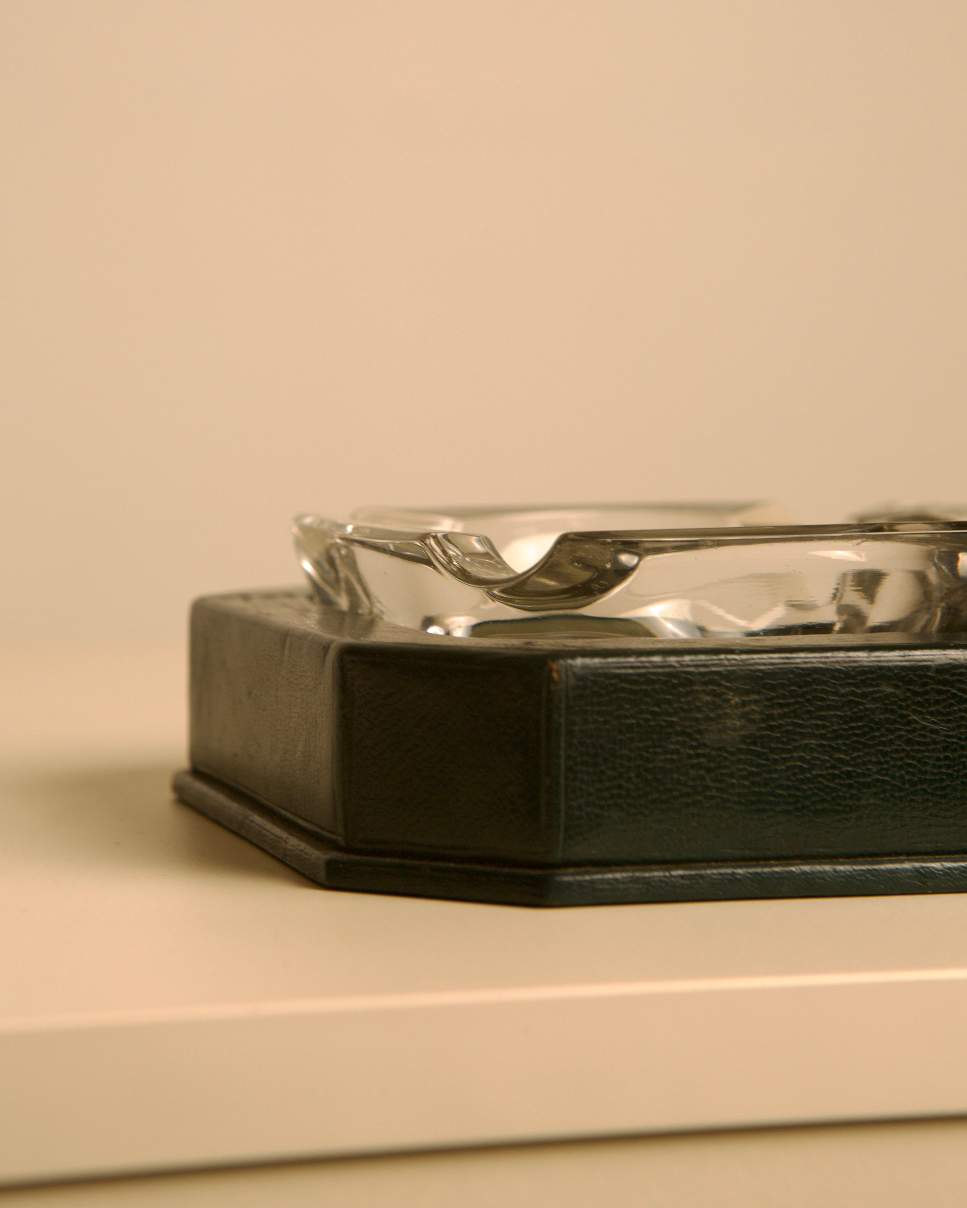 Cendrier en cristal italien et cuir vert forêt des années 60