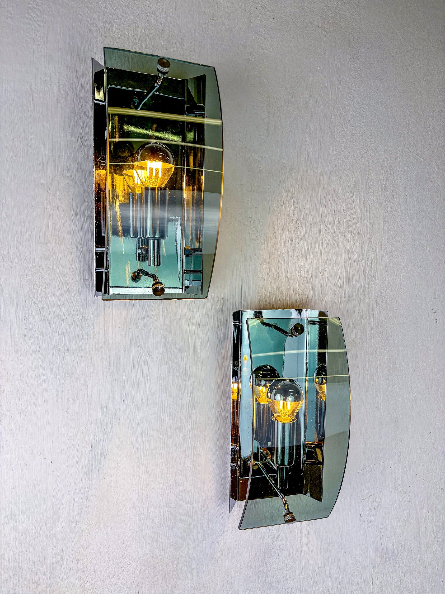 Pair of veca wall lamps, Green Murano glass, italy, Circa 1970's — close-up