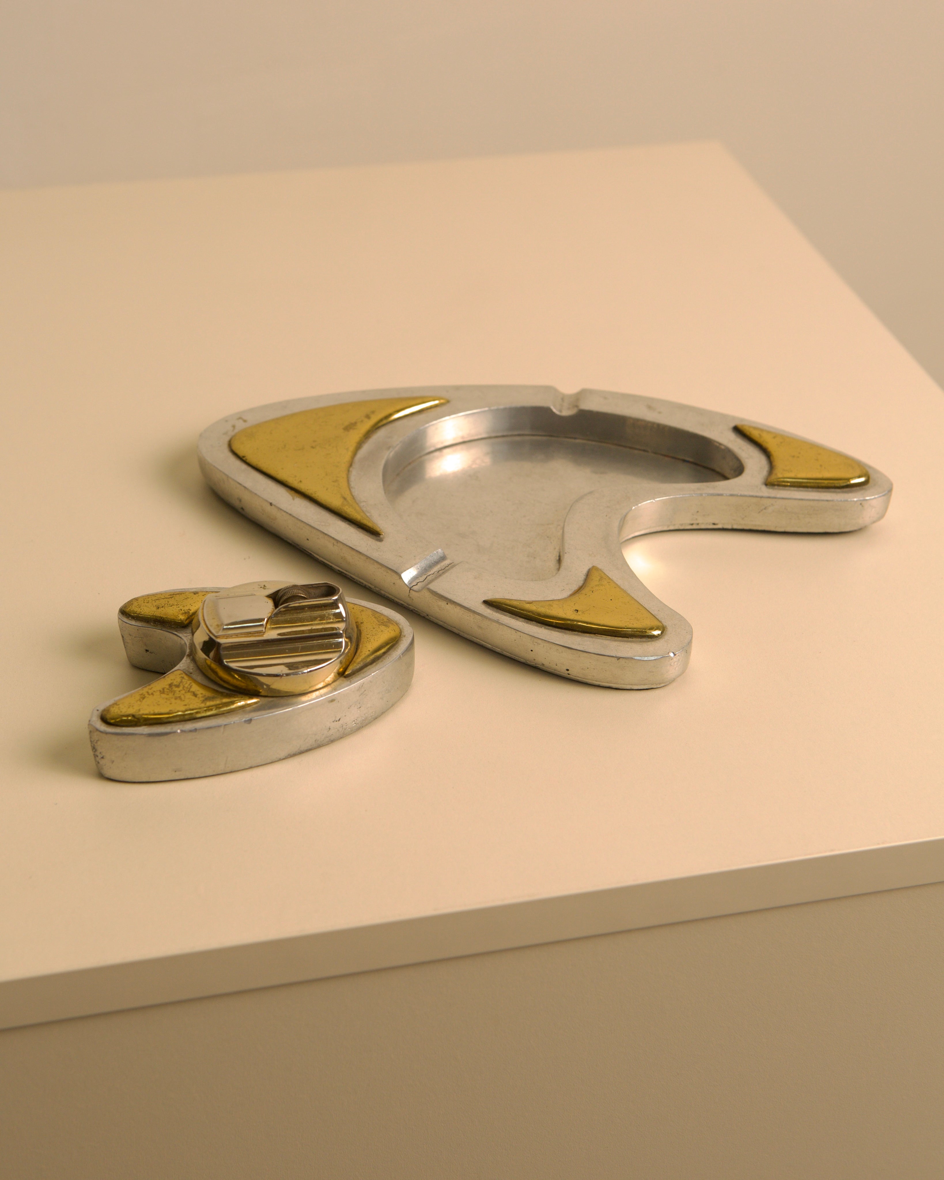 Ensemble de cendrier et briquet des années 60