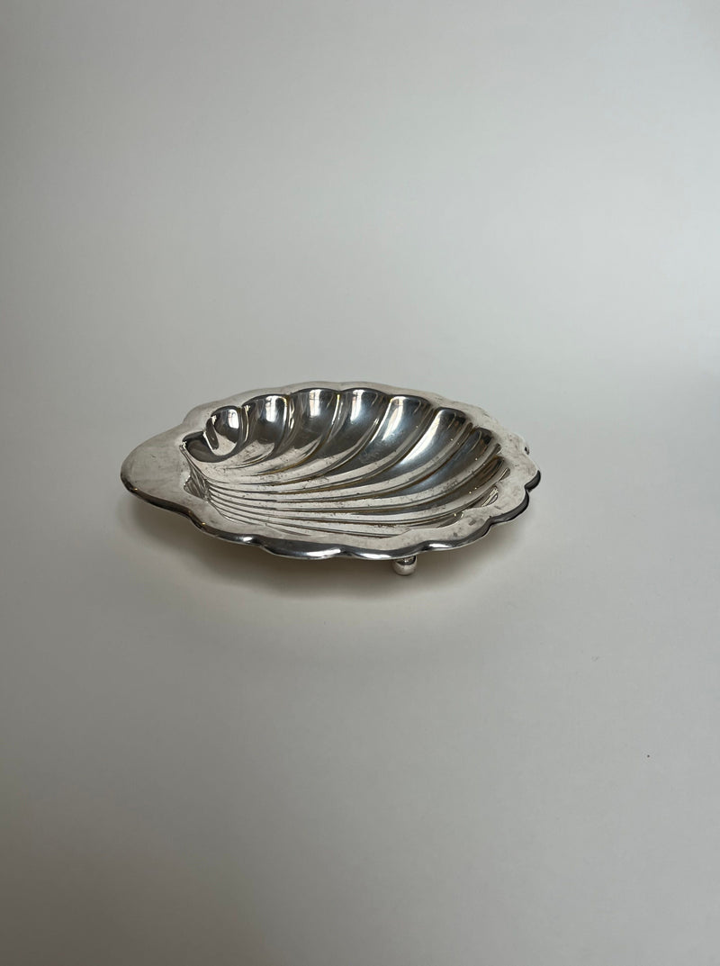 Silver shell-shaped vide poche with ribbed interior design