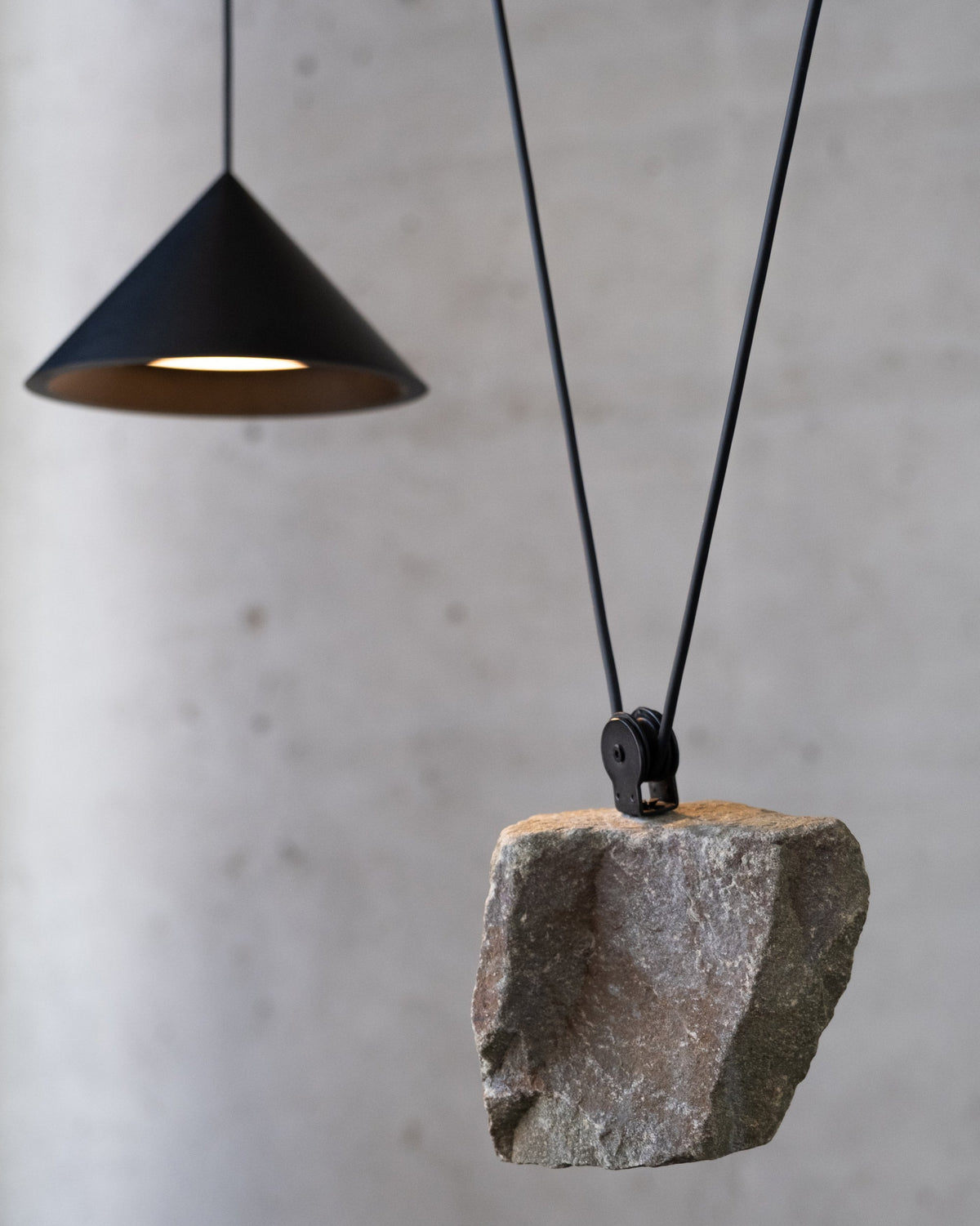 Pulse Light, single, dimmable lamp with a stone as a counterweight — detail view