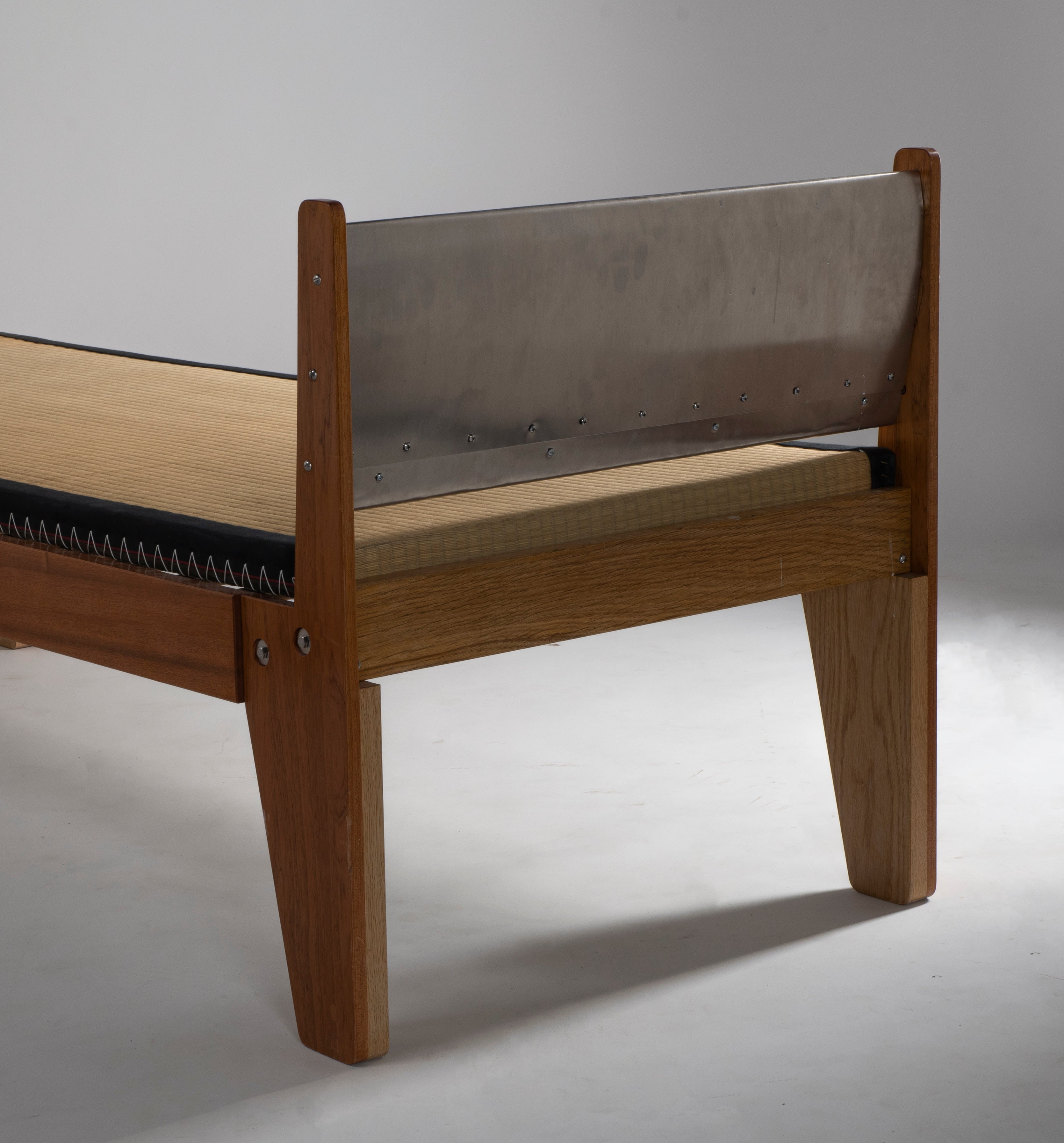 Ossature Daybed - chêne massif et tôle d'aluminium cintrée — lifestyle setting