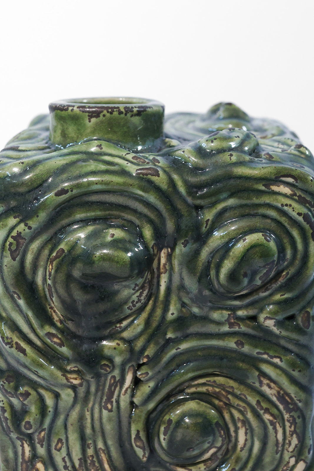 Ceramic vase Psyché - Medium Wasabi — close-up