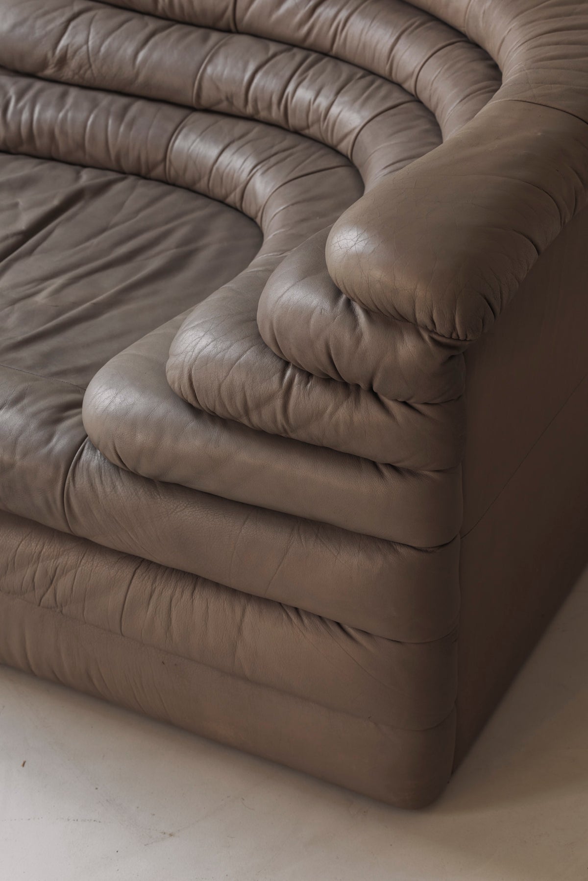 Rare taupe leather Terrazza DS-1025 Sofa by Ubald Klug for De Sede, 1972 — close-up