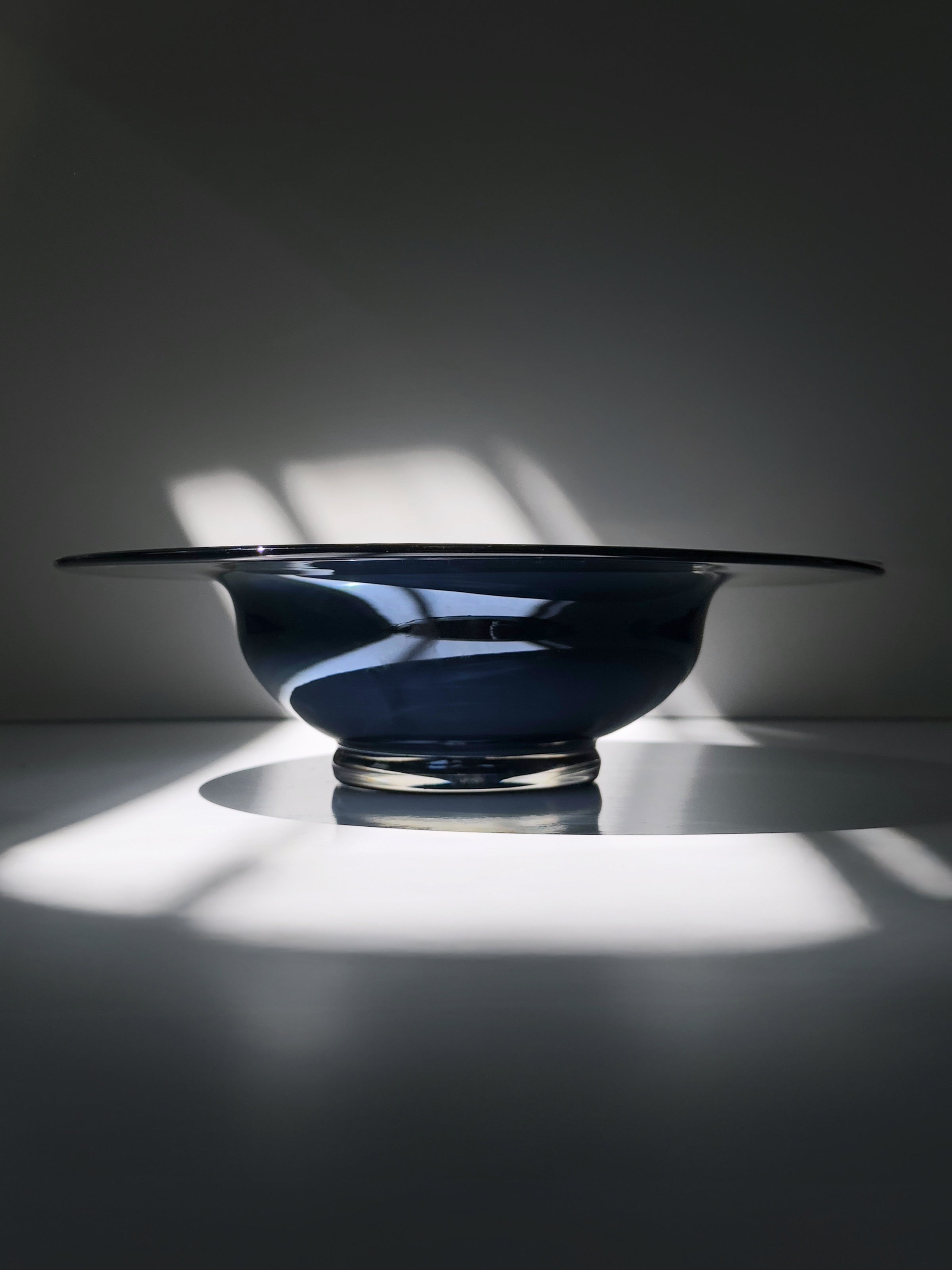 Italian blue/black iridescent bowl - 1980s — detail view