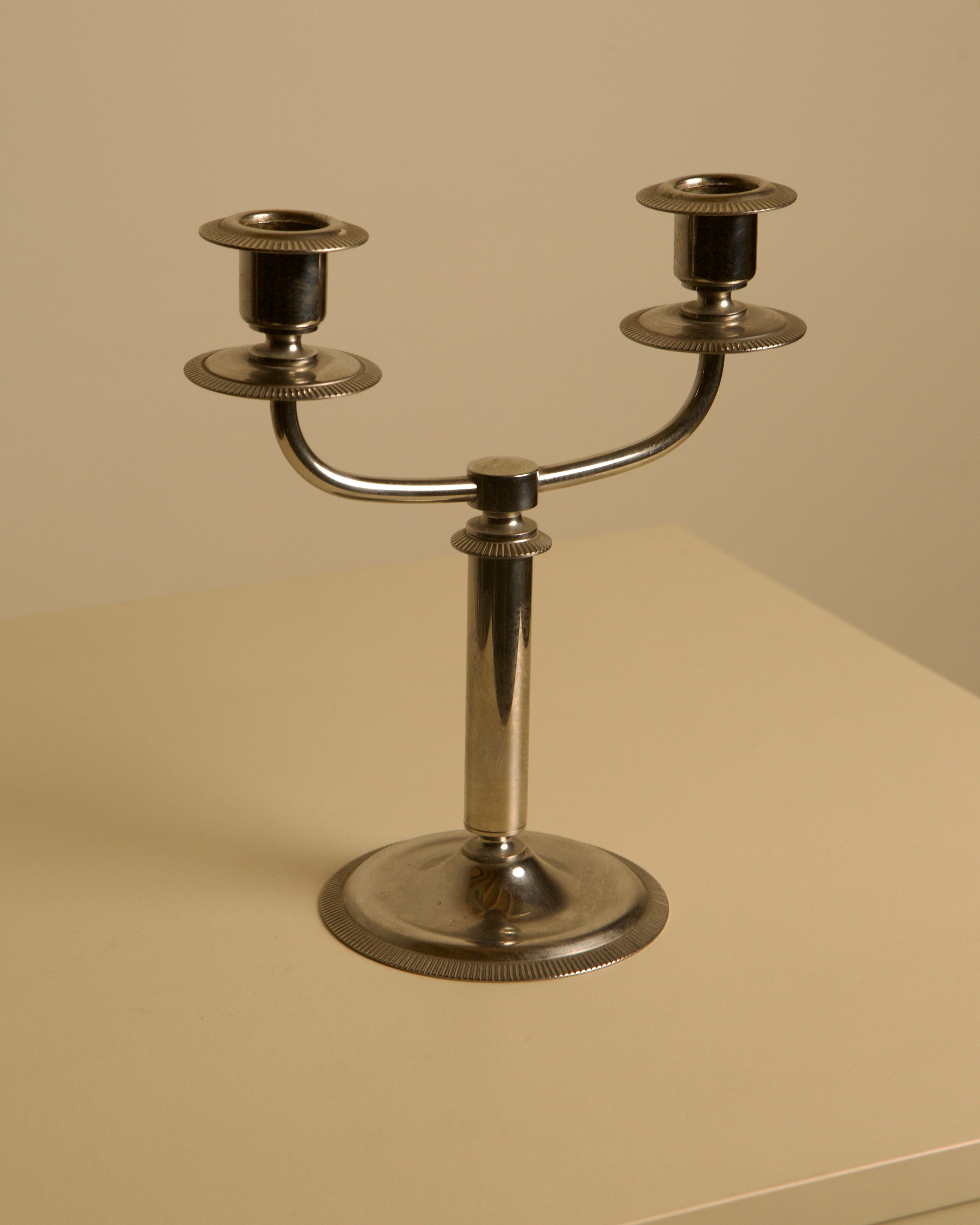 Italian "Duo" Candleholder in Silver Metal 60's — close-up of polished silver finish
