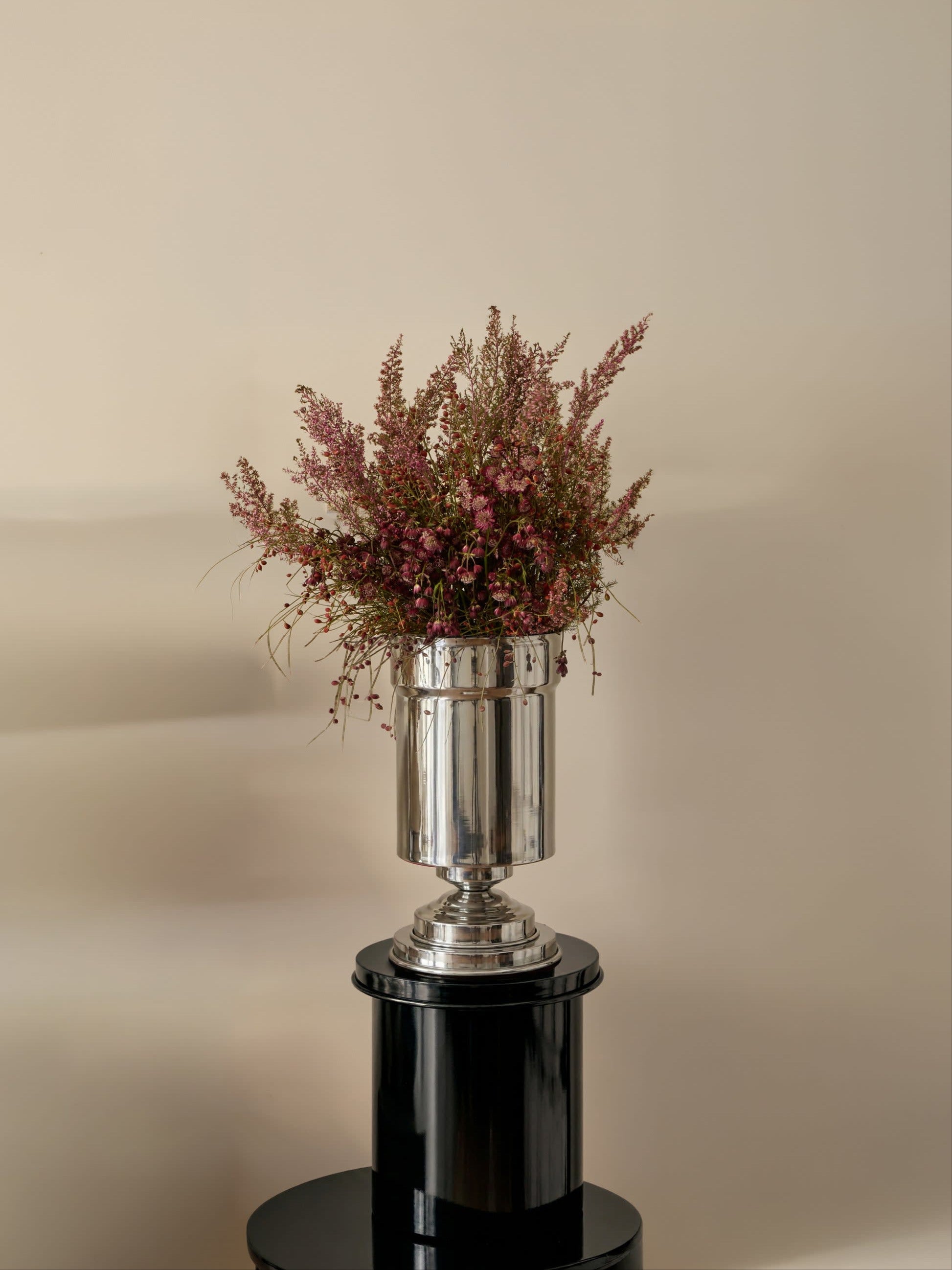 Amphora Mini – Sculptural Vase Holder in Mirror-Polished Aluminium by CASPAL | The Oblist