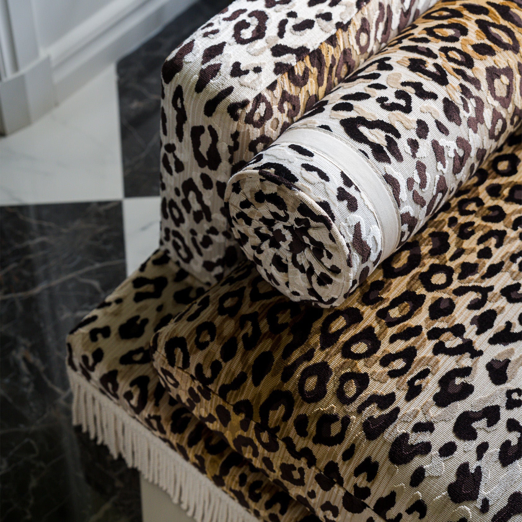 Orlando Sofa 230 cm - Leo Velvet & Ivory Fringe — detail view