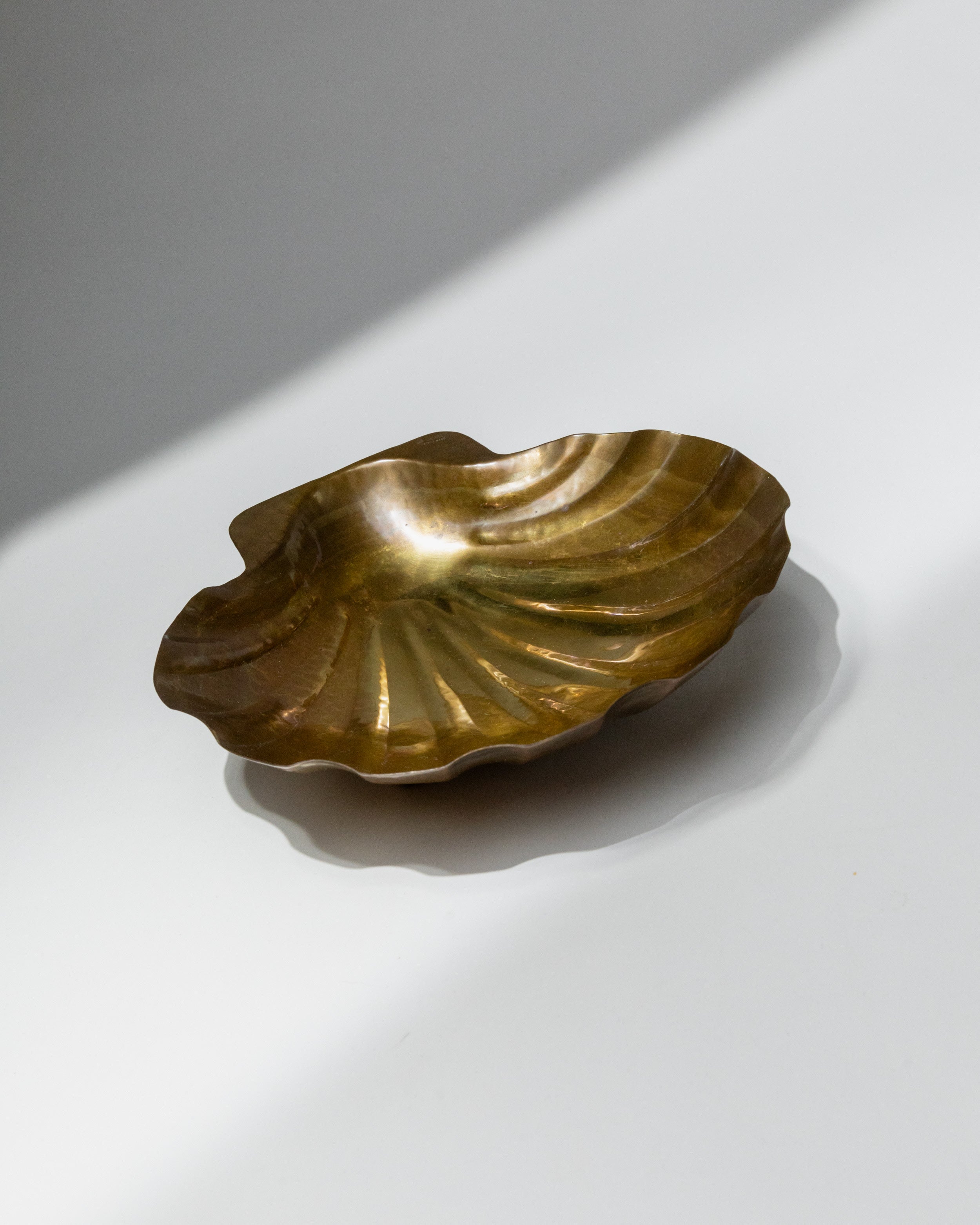 Golden brass shell-shaped decorative bowl by Renzo Cassetti