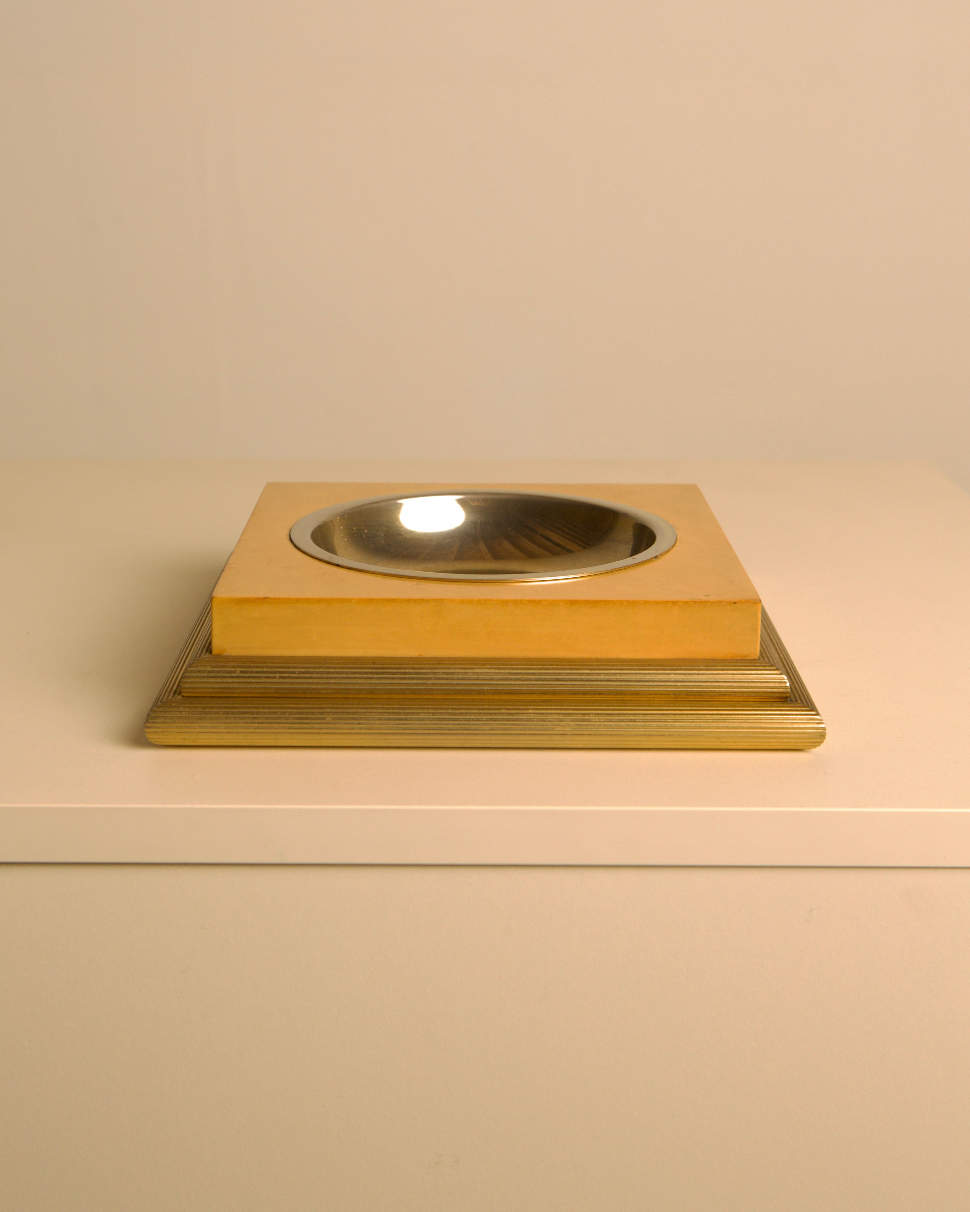 Italian square valet tray in gilt metal and light wood from the 70s — detail view