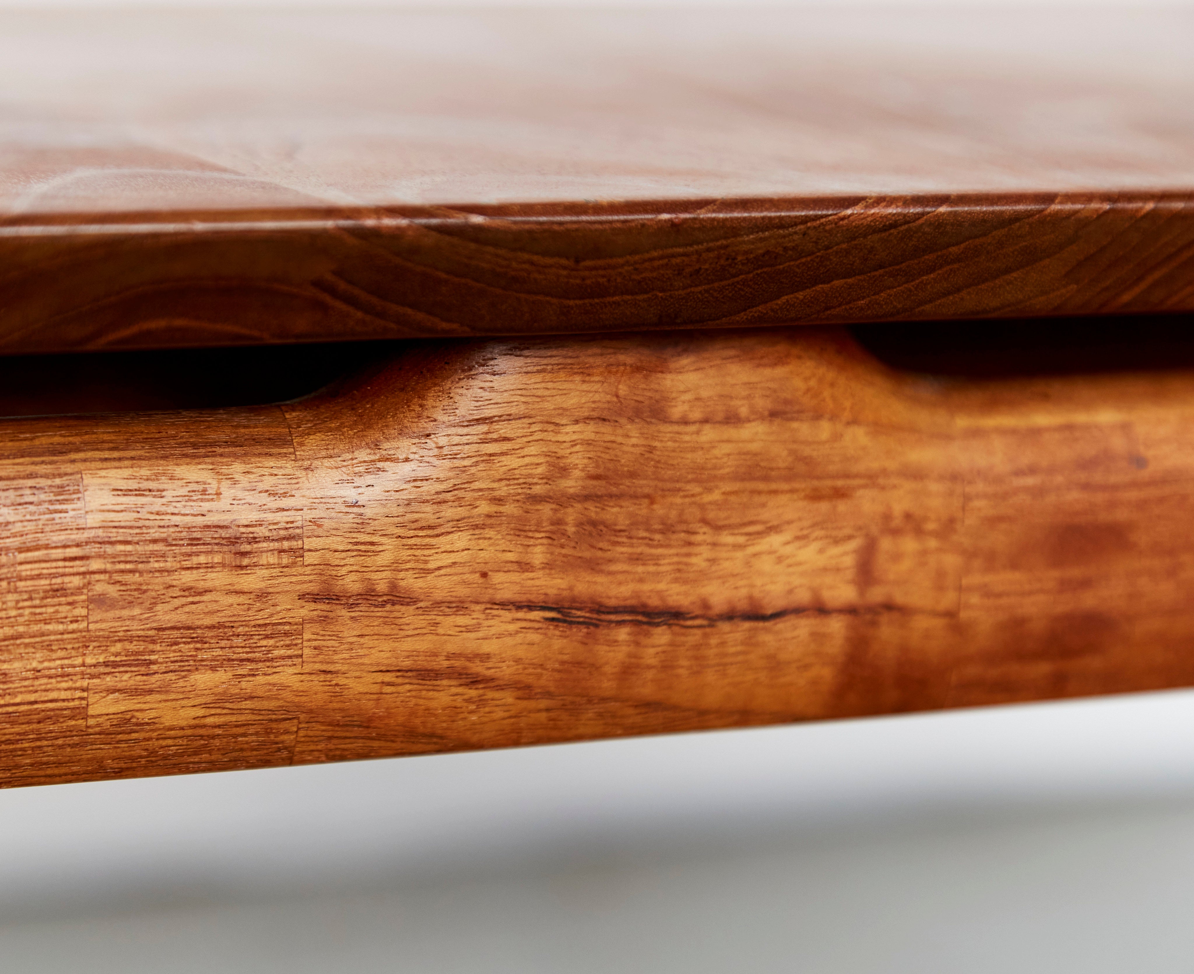 Peter Hvidt & Orla Mølgaard-Nielsen FD640 Coffee Table for France & Søn — close-up of wooden surface detail