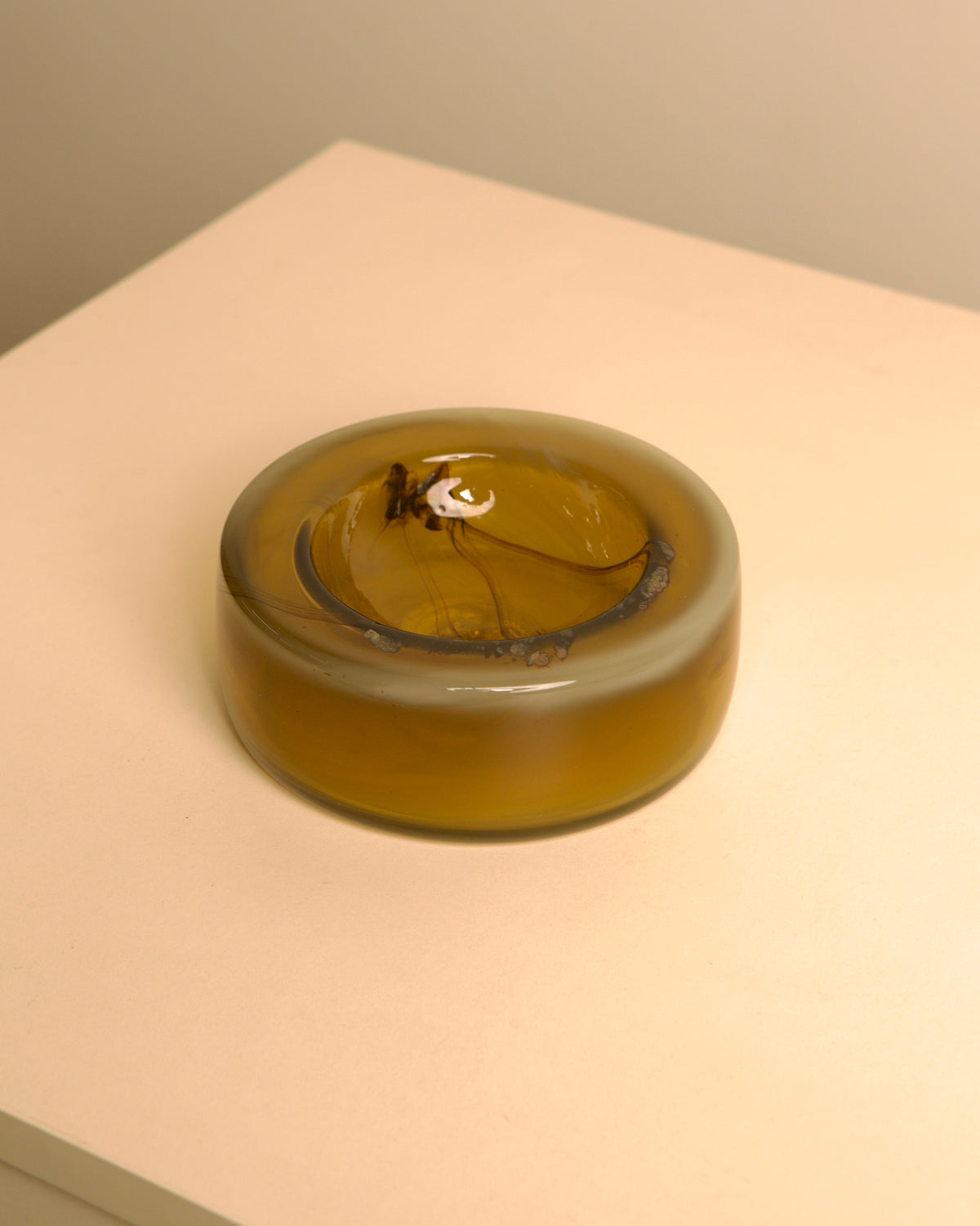 talian round amber Murano glass catch-all, 1980s — close-up